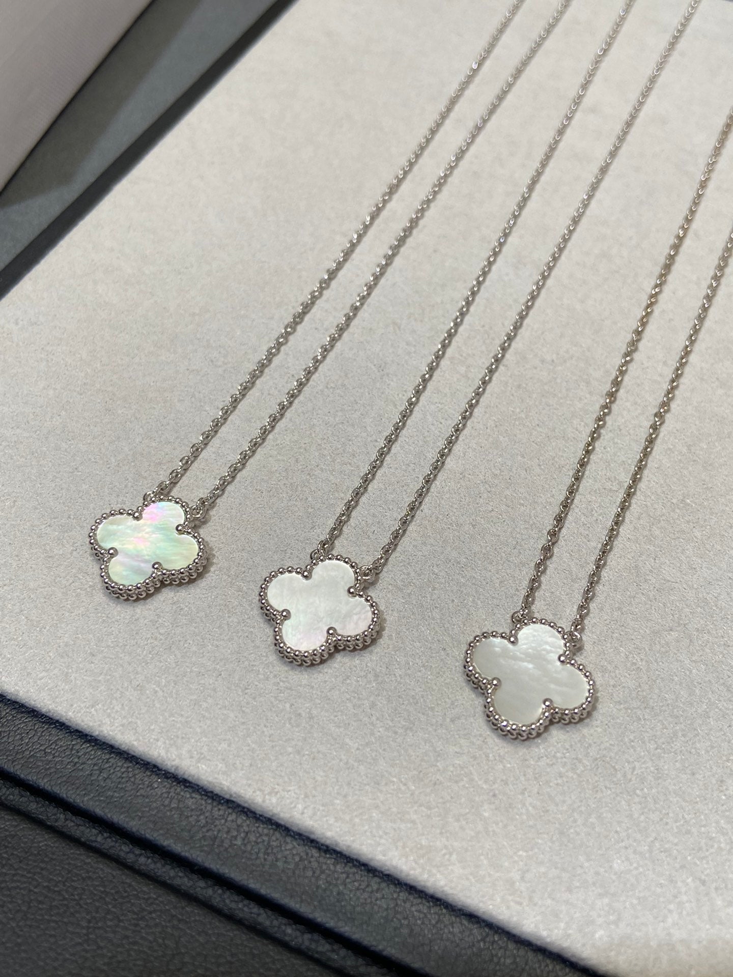 Collier Clover Medium en argent et nacre blanche 