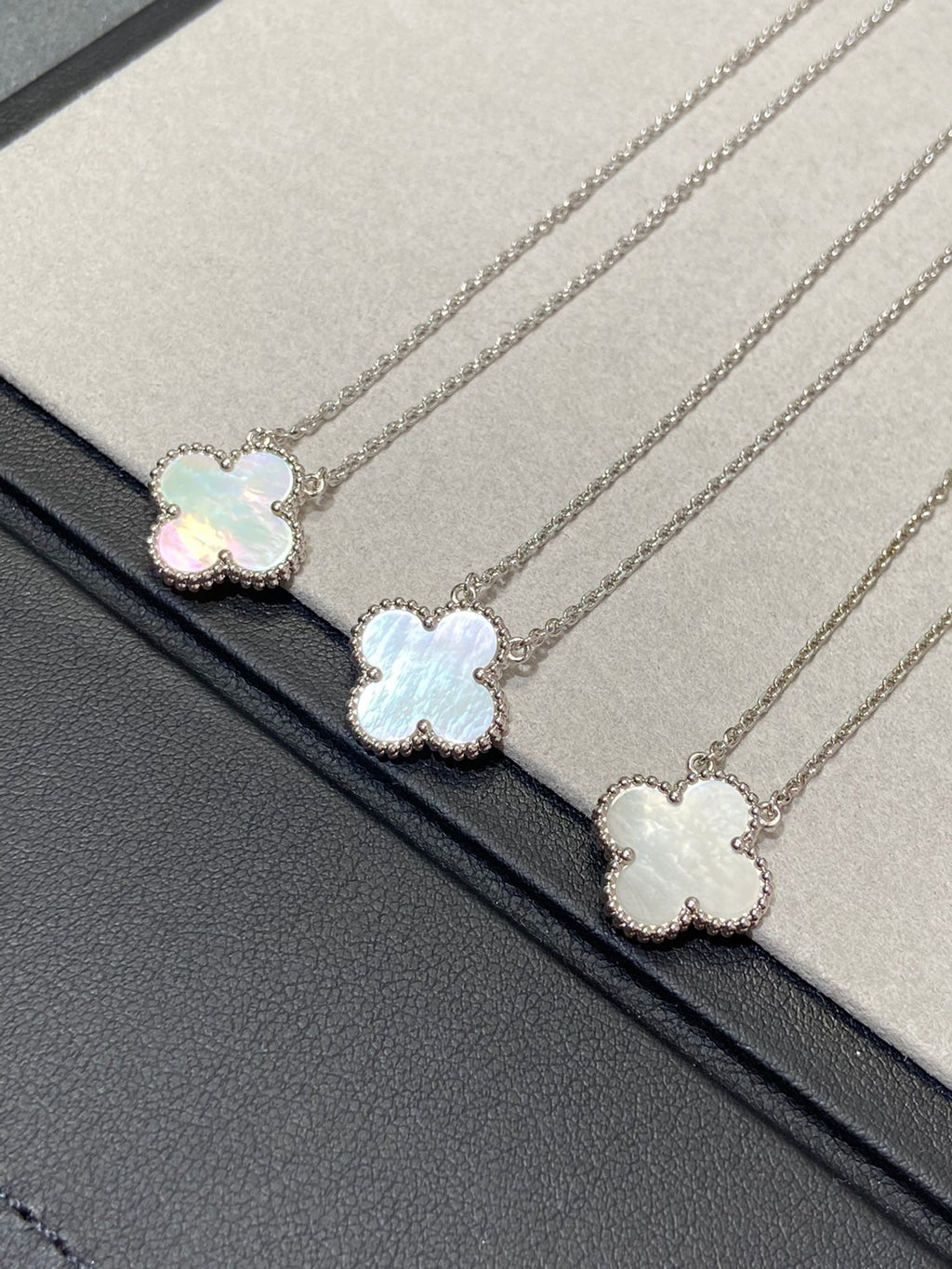 Collier Clover Medium en argent et nacre blanche 