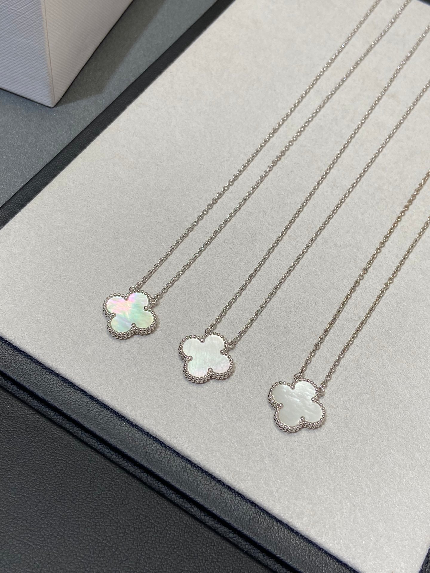 Collier Clover Medium en argent et nacre blanche 