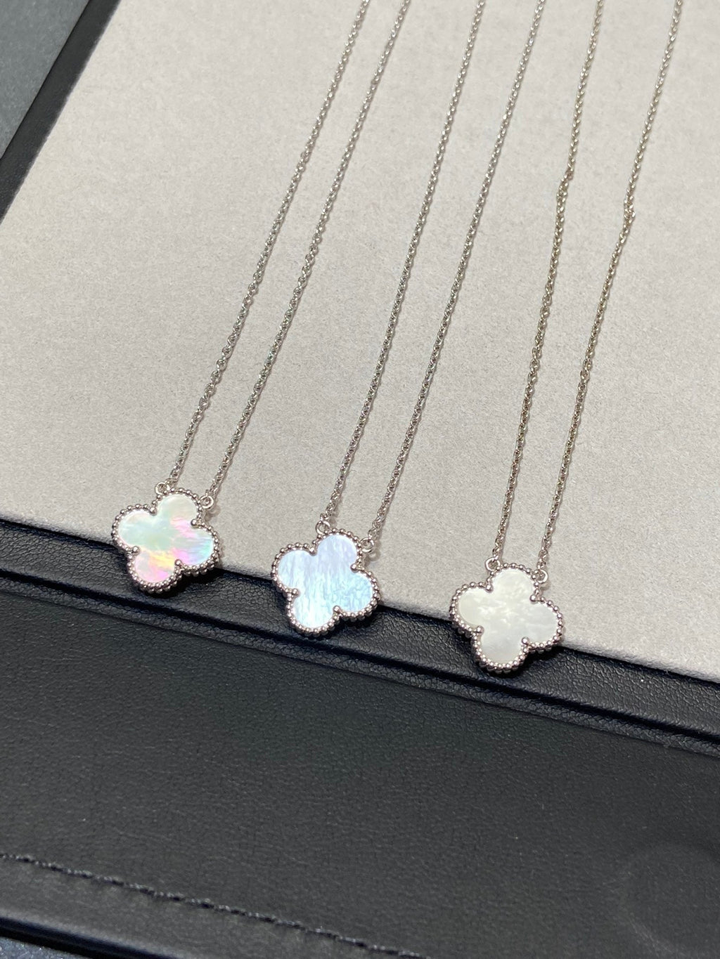 Collier Clover Medium en argent et nacre blanche 
