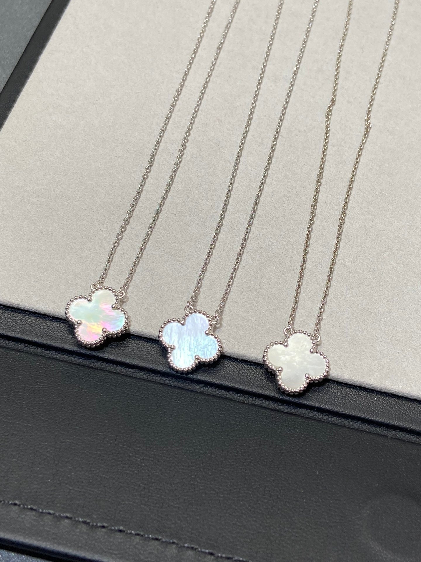 Collier Clover Medium en argent et nacre blanche 
