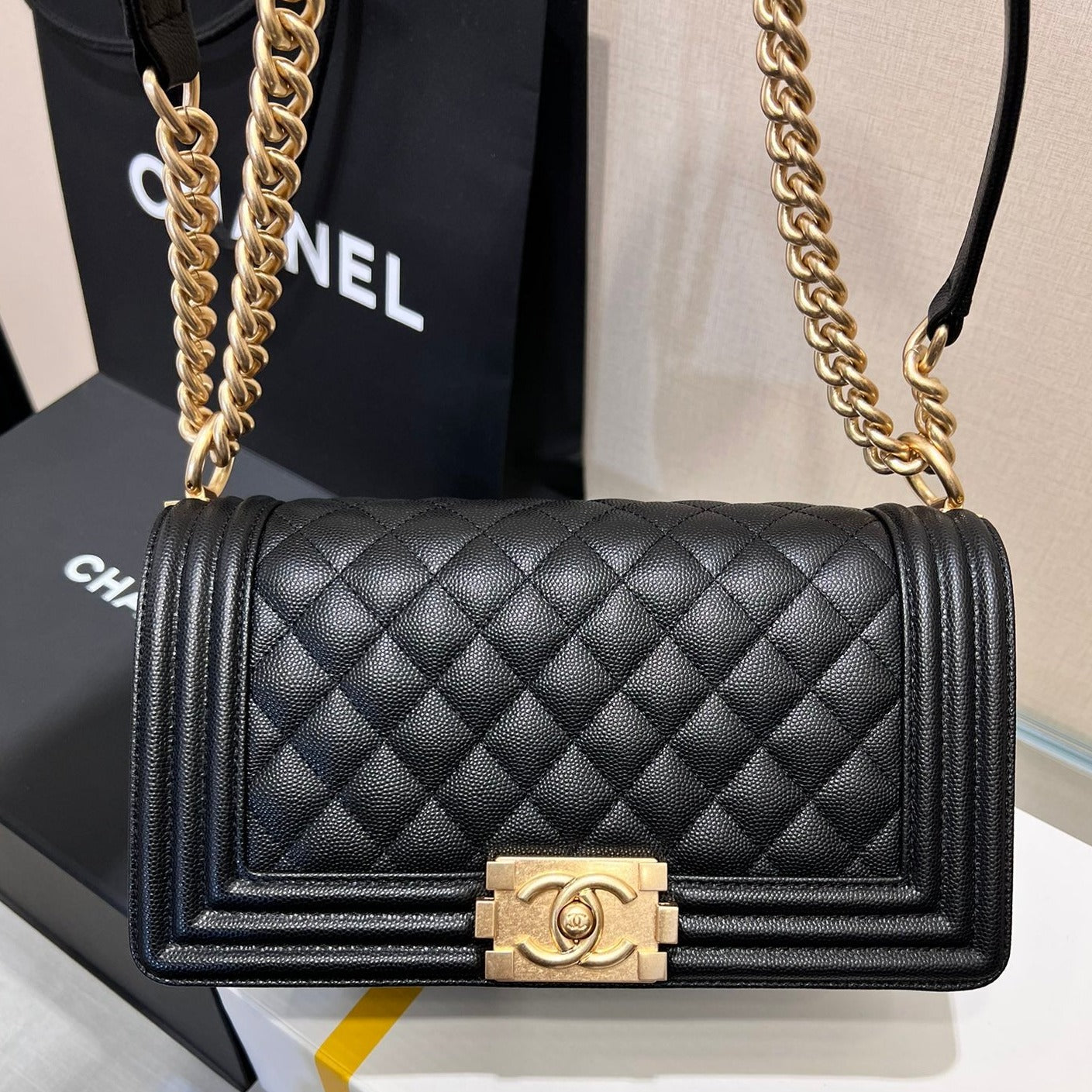 SAC GARÇON MOYEN 25 NOIR CAVIAR QUINCAILLERIE OR