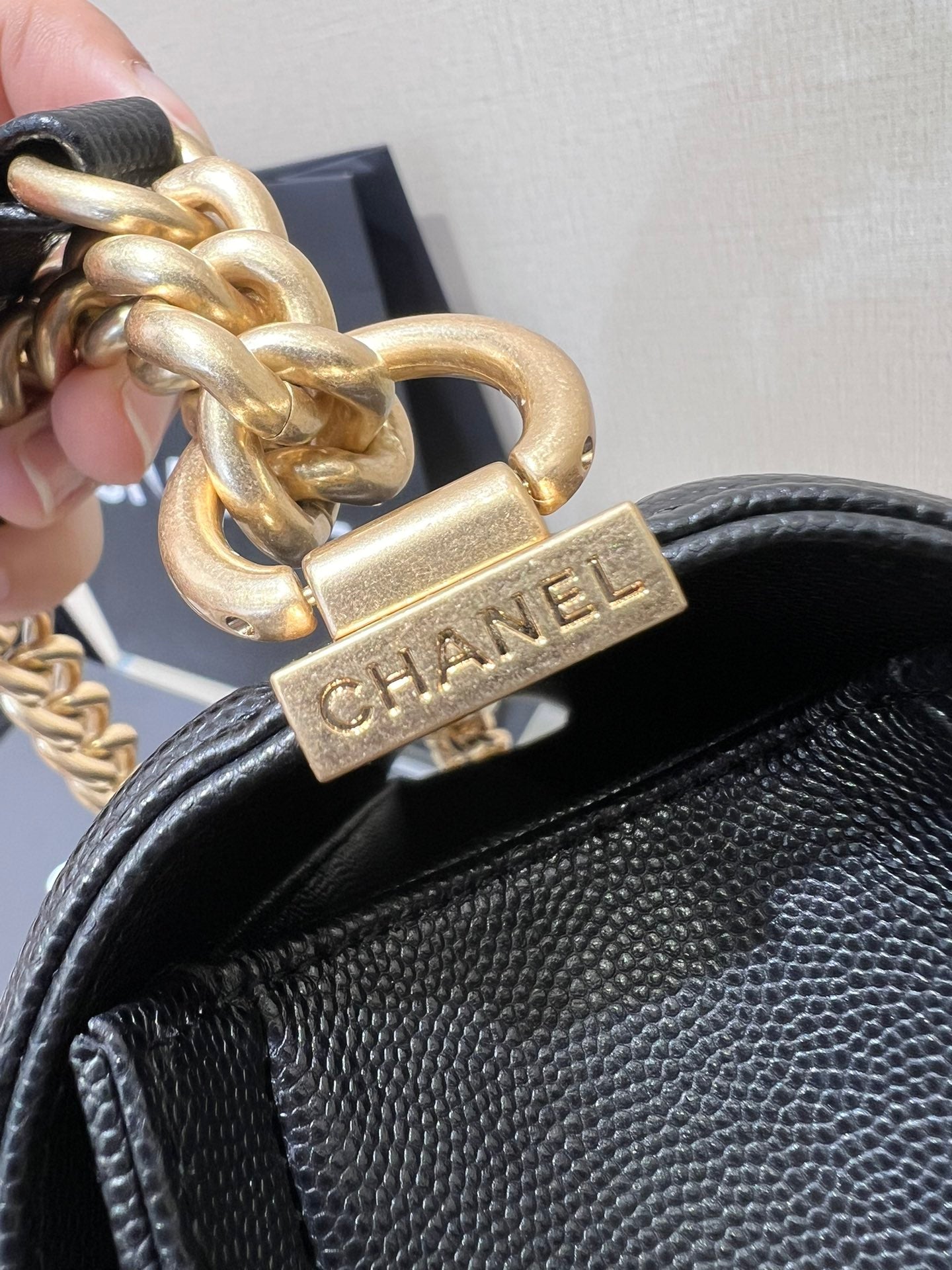 SAC GARÇON MOYEN 25 NOIR CAVIAR QUINCAILLERIE OR