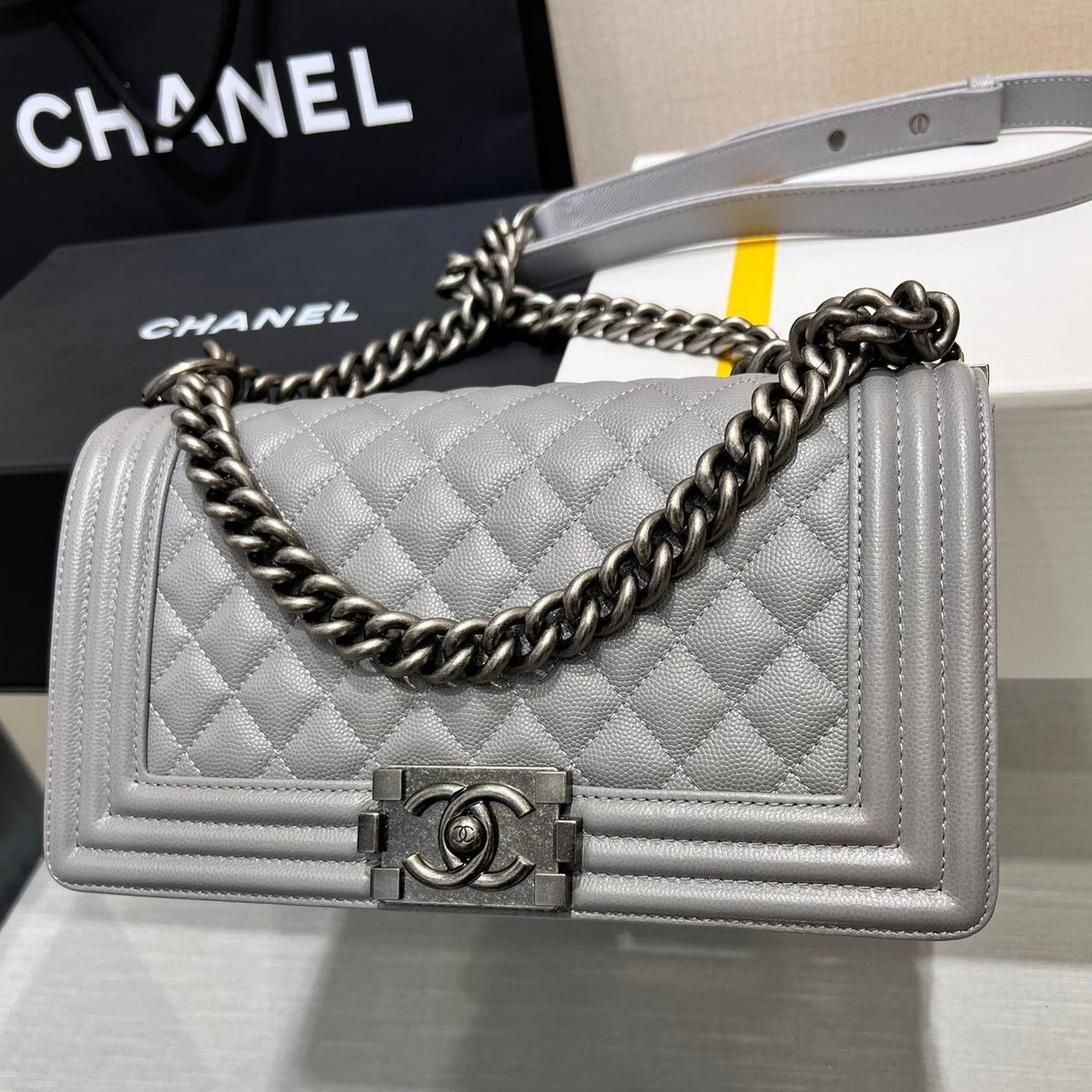 SAC GARÇON MOYEN 25 GRIS CAVIAR QUINCAILLERIE RUTHENIUM