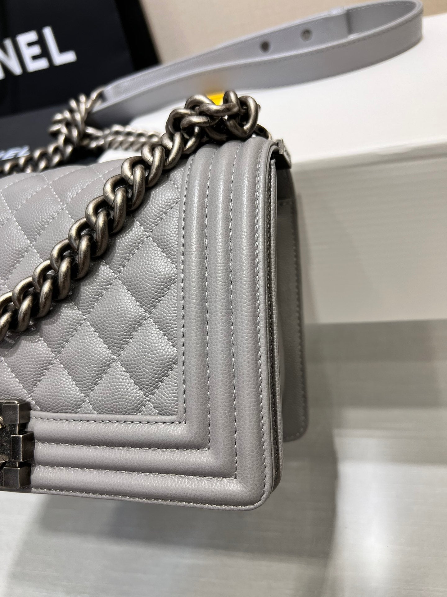 SAC GARÇON MOYEN 25 GRIS CAVIAR QUINCAILLERIE RUTHENIUM