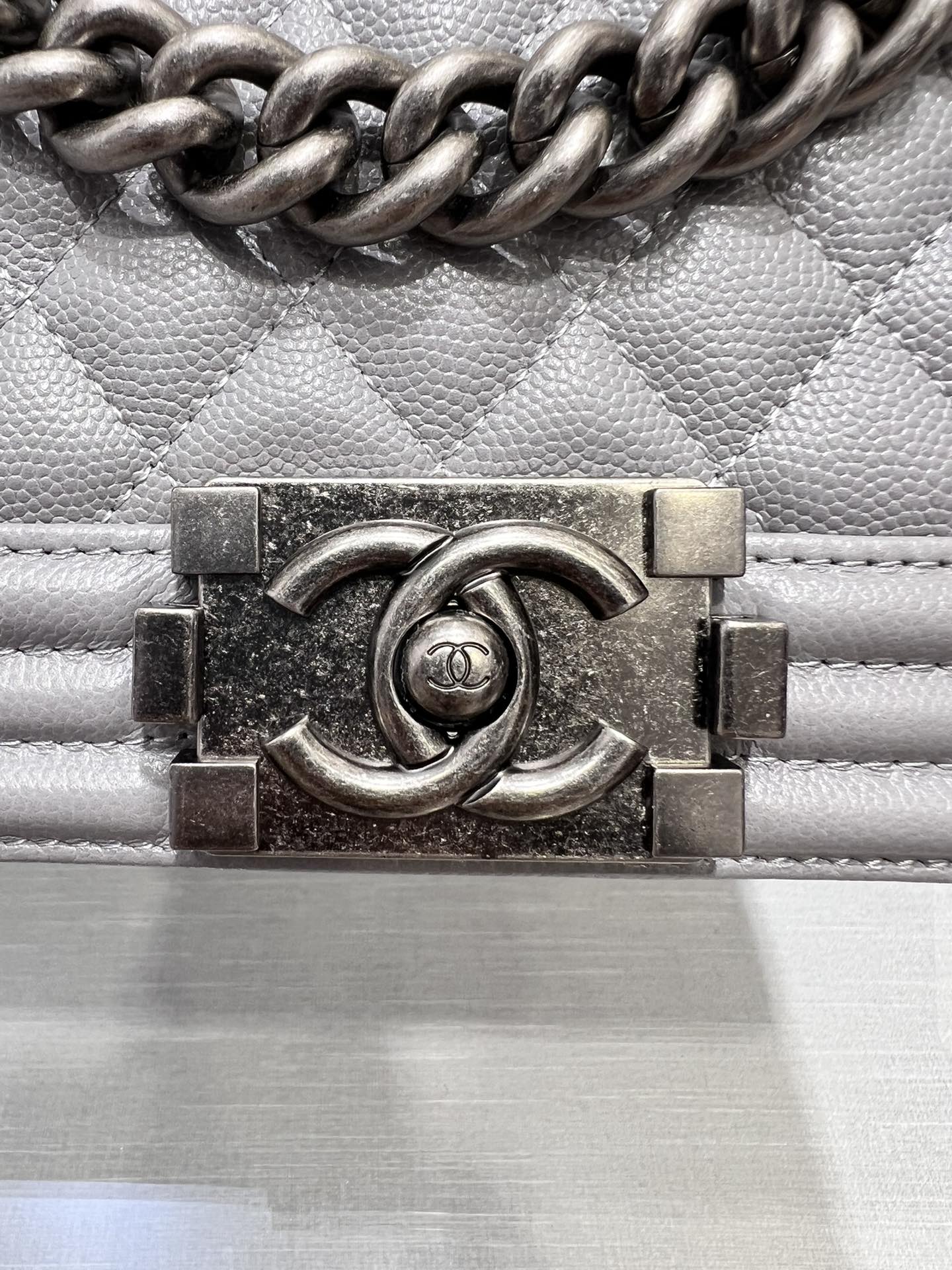 SAC GARÇON MOYEN 25 GRIS CAVIAR QUINCAILLERIE RUTHENIUM