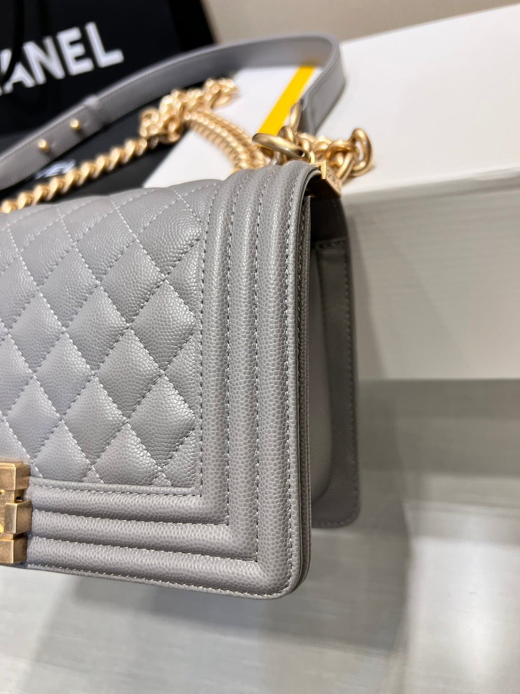 SAC GARÇON MOYEN 25 GRIS CAVIAR QUINCAILLERIE OR