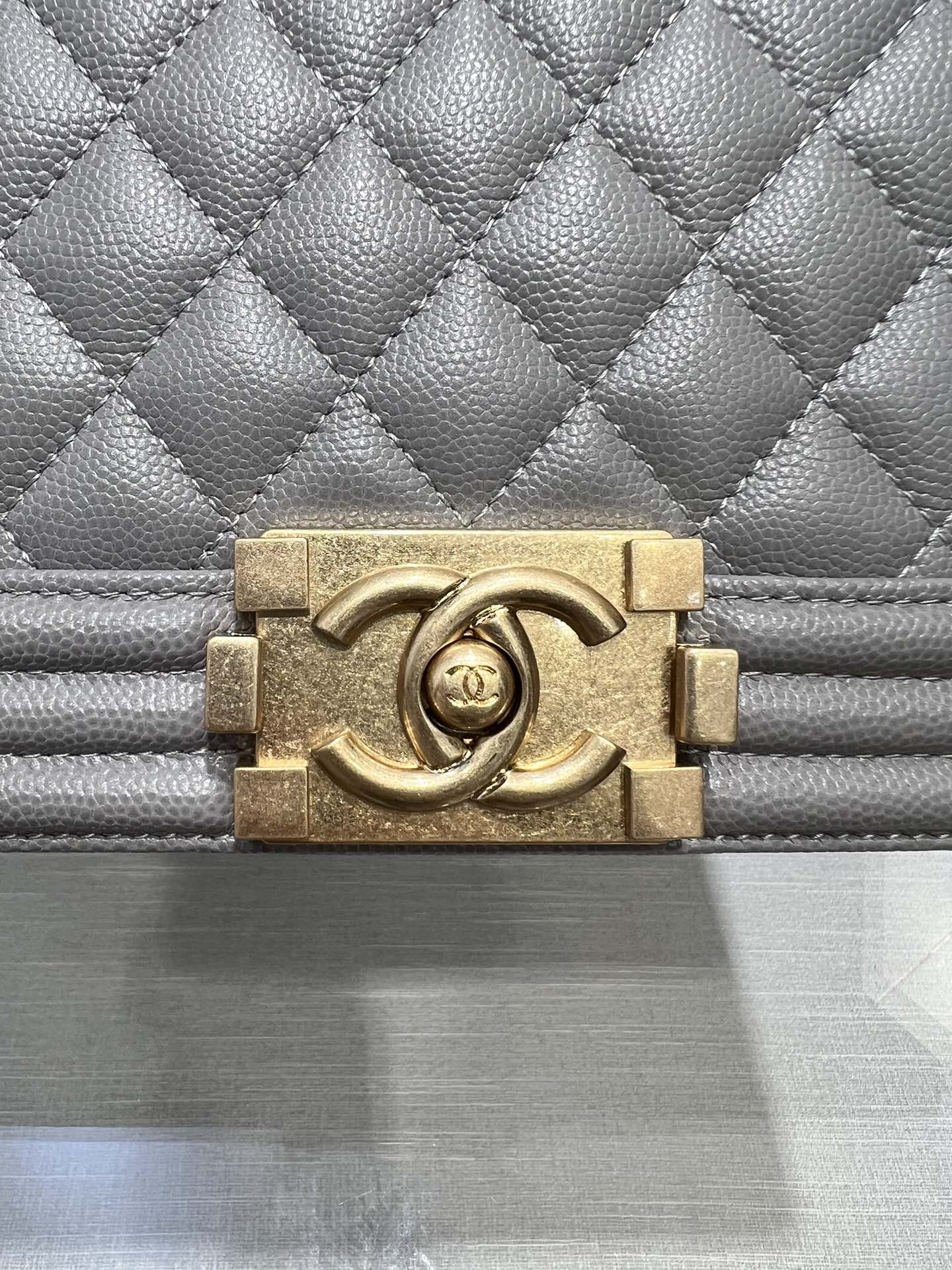 SAC GARÇON MOYEN 25 GRIS CAVIAR QUINCAILLERIE OR