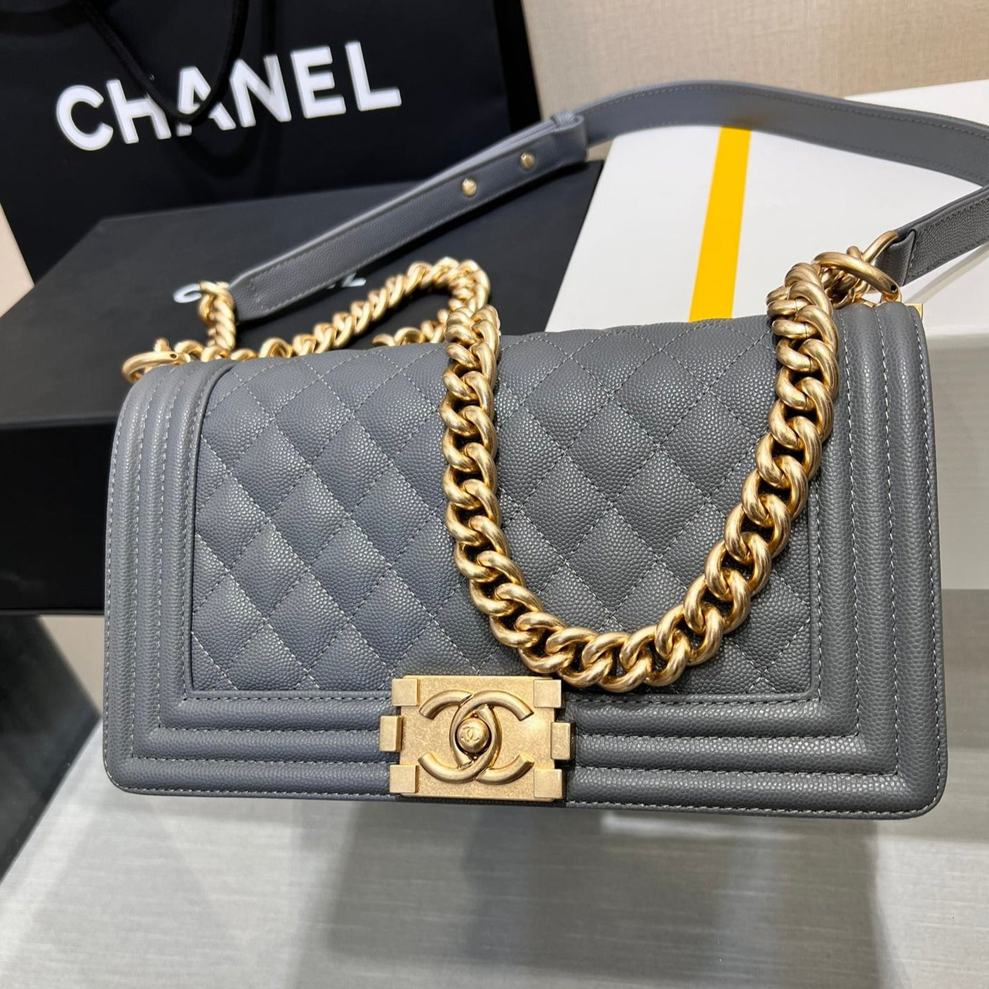 SAC GARÇON MOYEN 25 GRIS FONCÉ CAVIAR QUINCAILLERIE OR