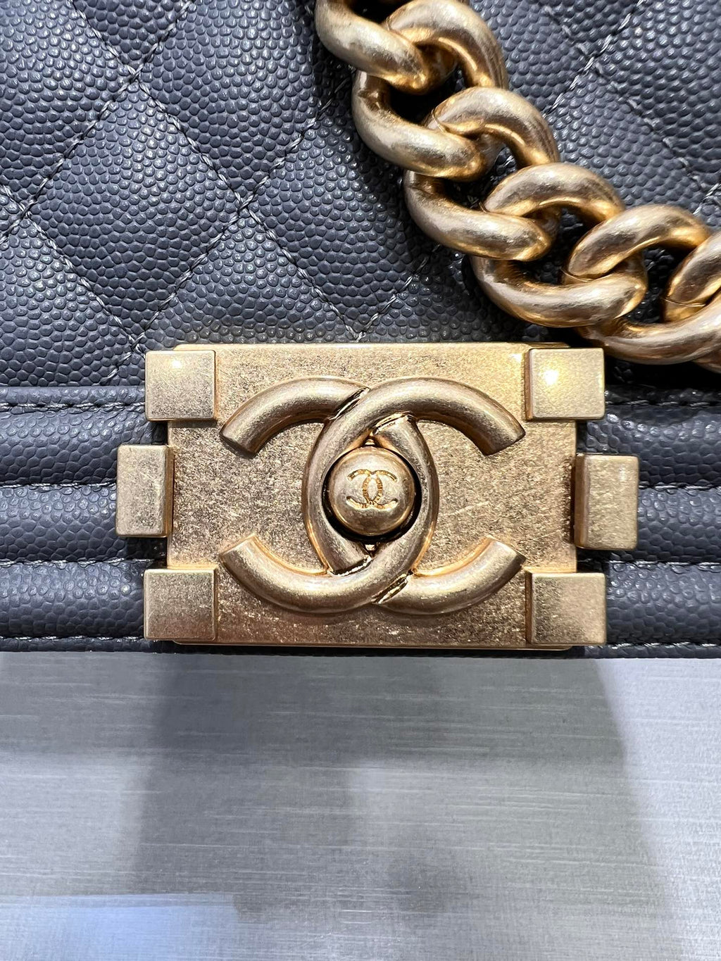 SAC GARÇON MOYEN 25 GRIS FONCÉ CAVIAR QUINCAILLERIE OR
