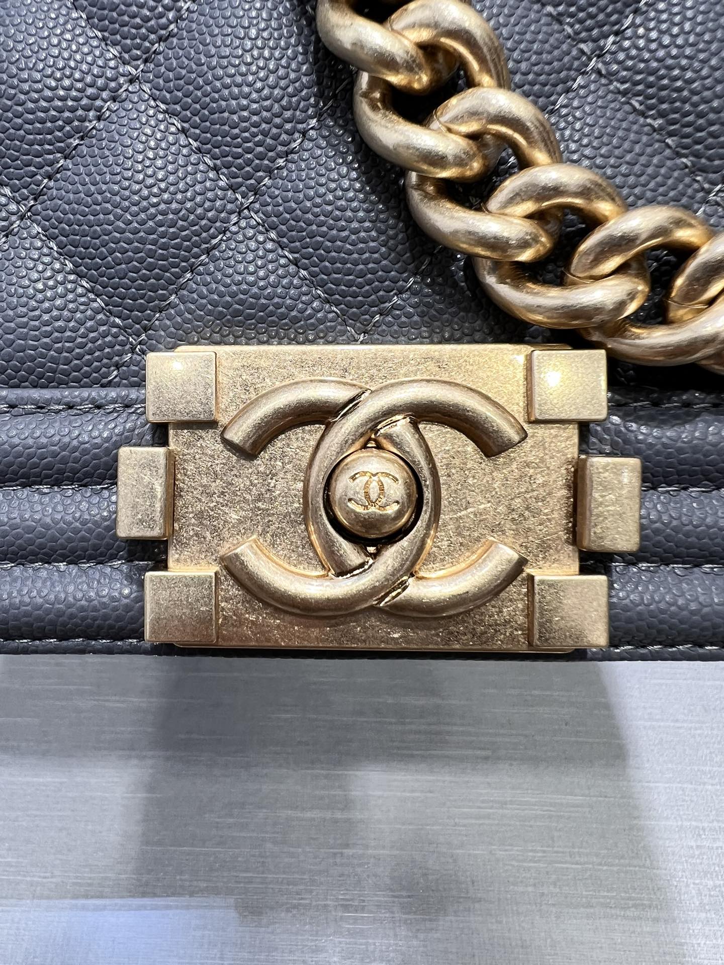 SAC GARÇON MOYEN 25 GRIS FONCÉ CAVIAR QUINCAILLERIE OR