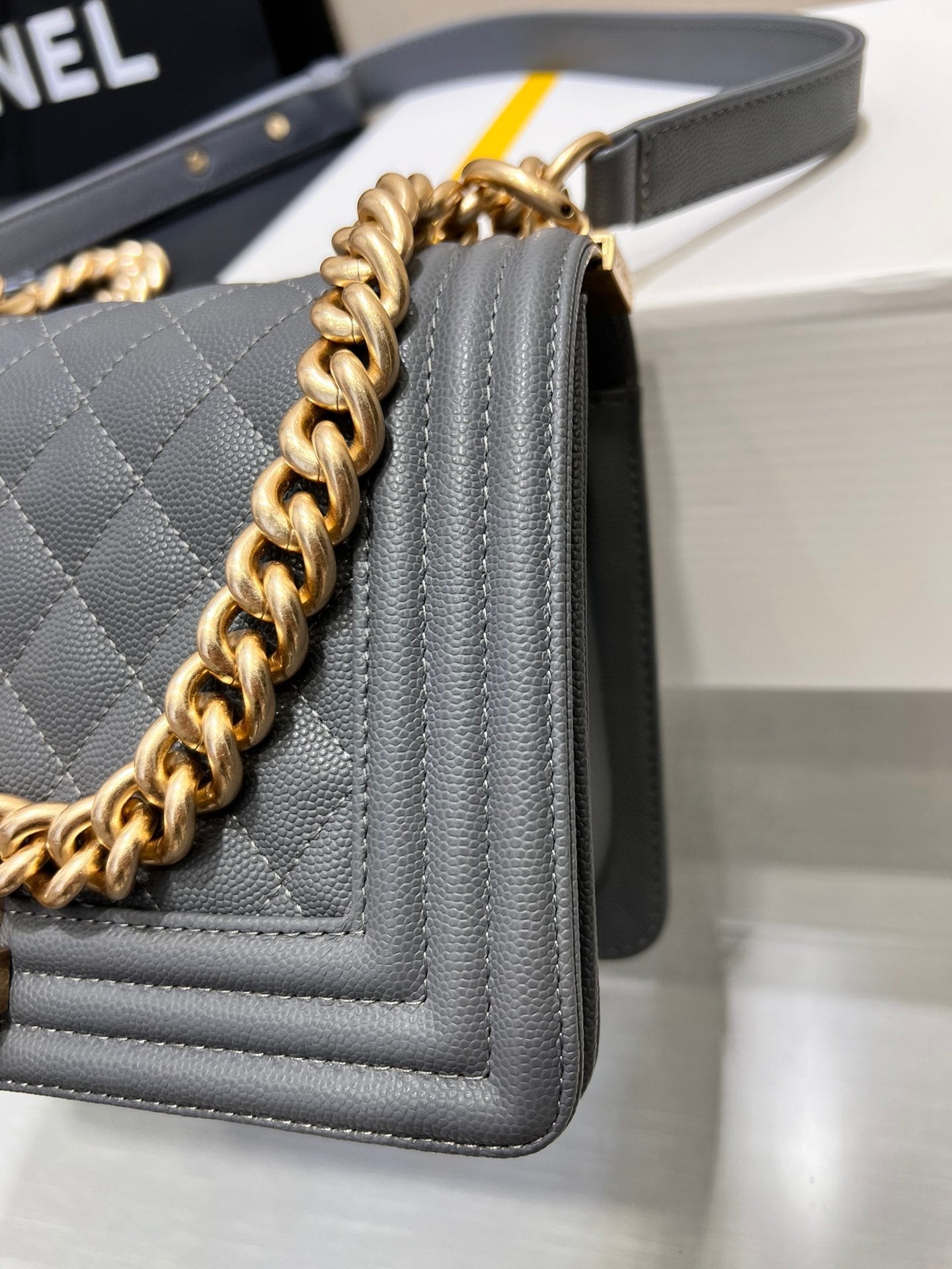 SAC GARÇON MOYEN 25 GRIS FONCÉ CAVIAR QUINCAILLERIE OR
