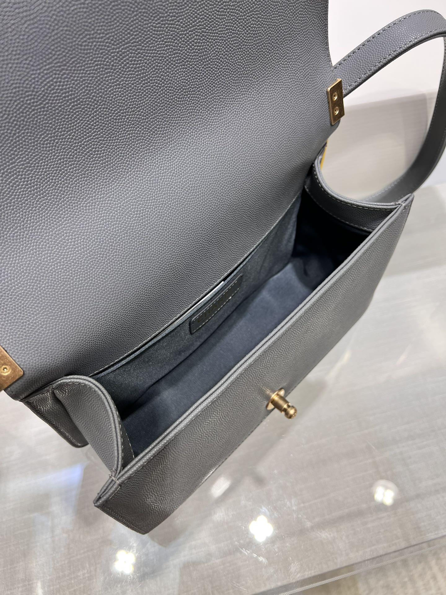 SAC GARÇON MOYEN 25 GRIS FONCÉ CAVIAR QUINCAILLERIE OR