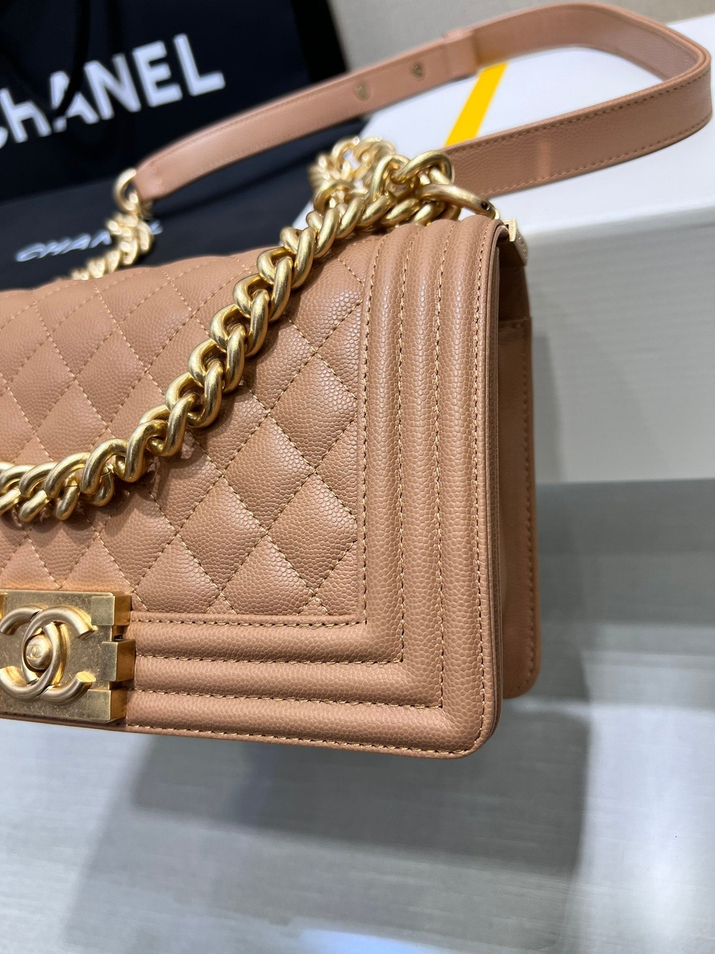 SAC GARÇON MOYEN 25 MARRON CAVIAR QUINCAILLERIE OR