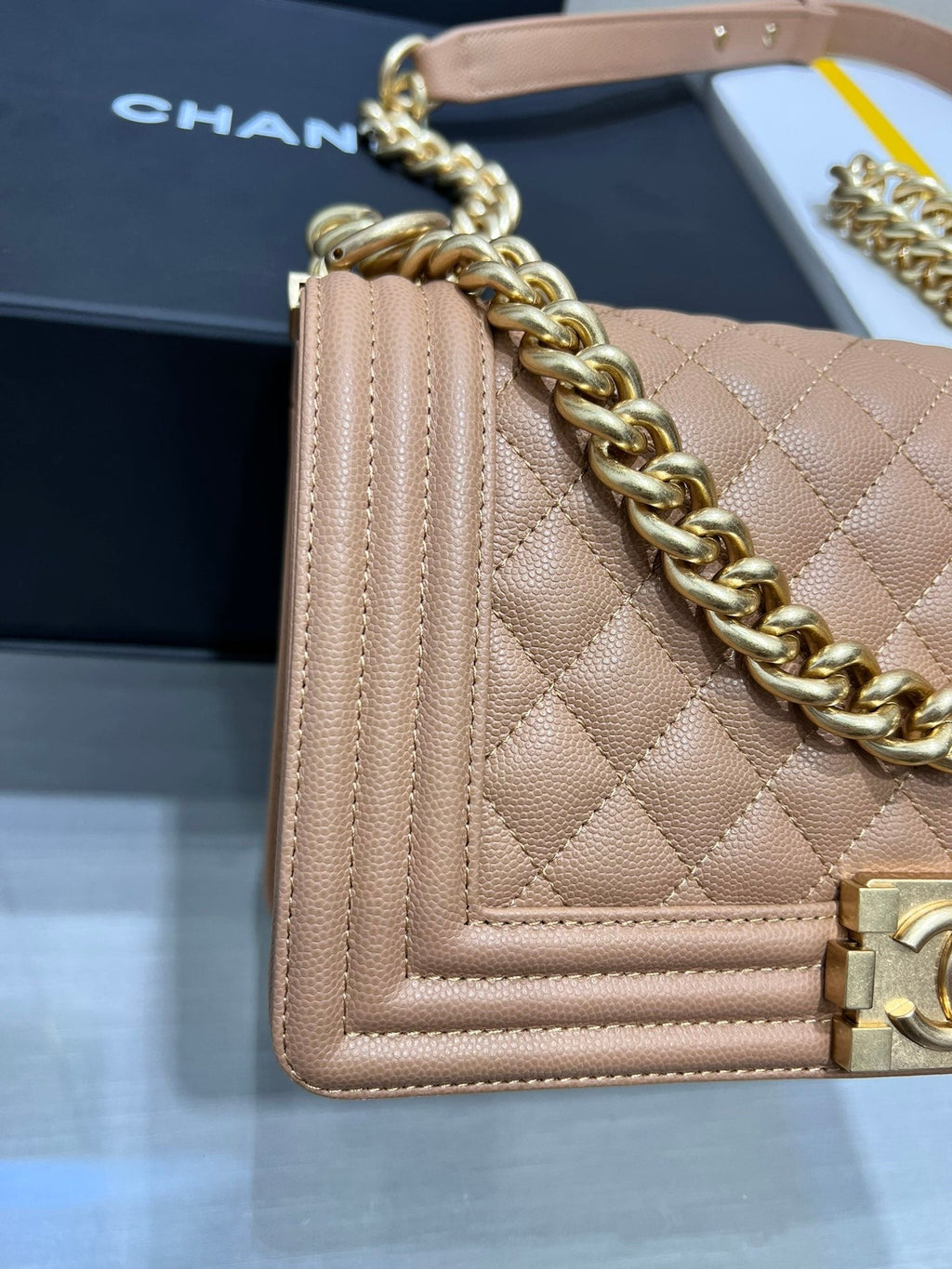 SAC GARÇON MOYEN 25 MARRON CAVIAR QUINCAILLERIE OR