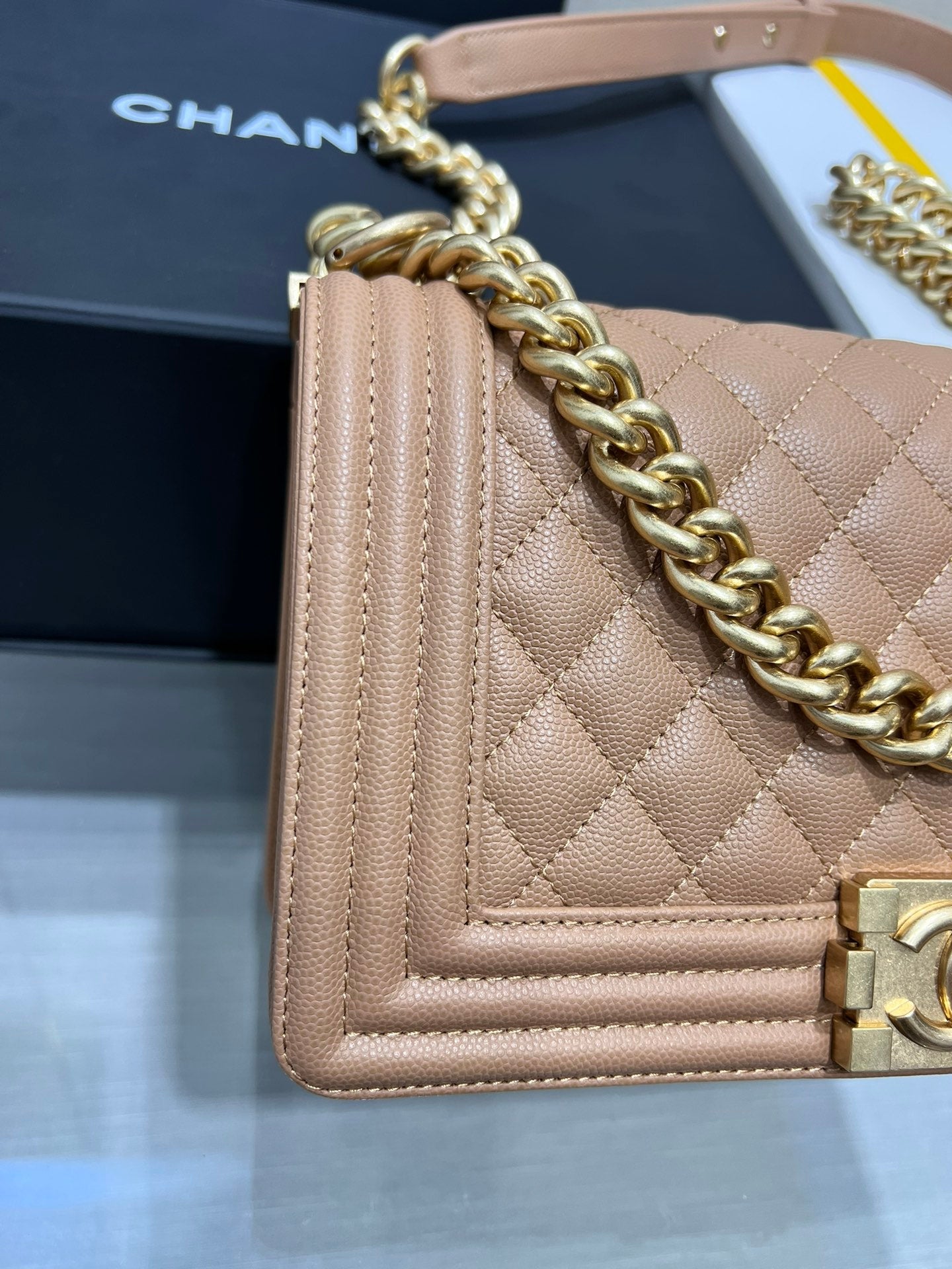 SAC GARÇON MOYEN 25 MARRON CAVIAR QUINCAILLERIE OR