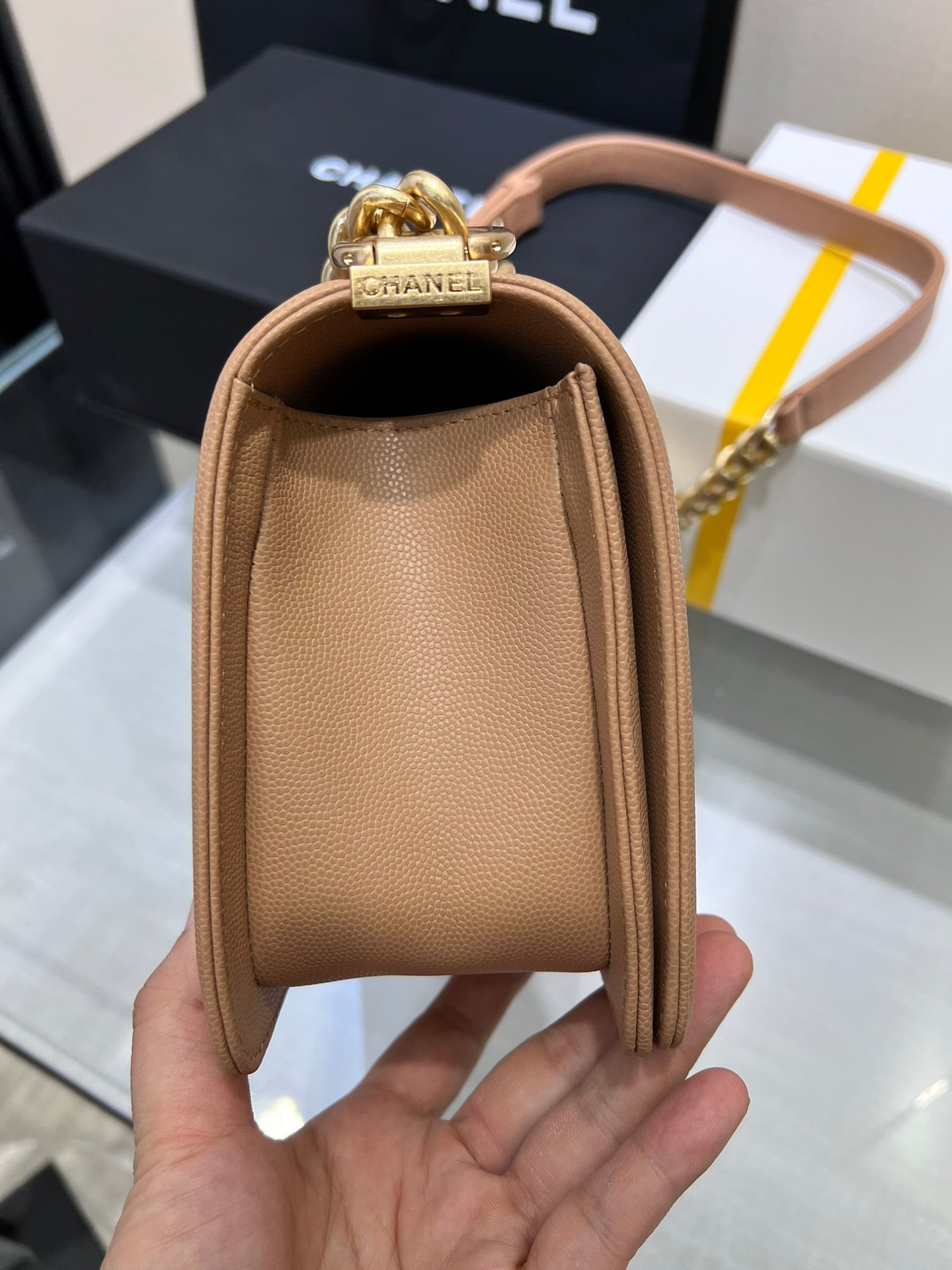 SAC GARÇON MOYEN 25 MARRON CAVIAR QUINCAILLERIE OR