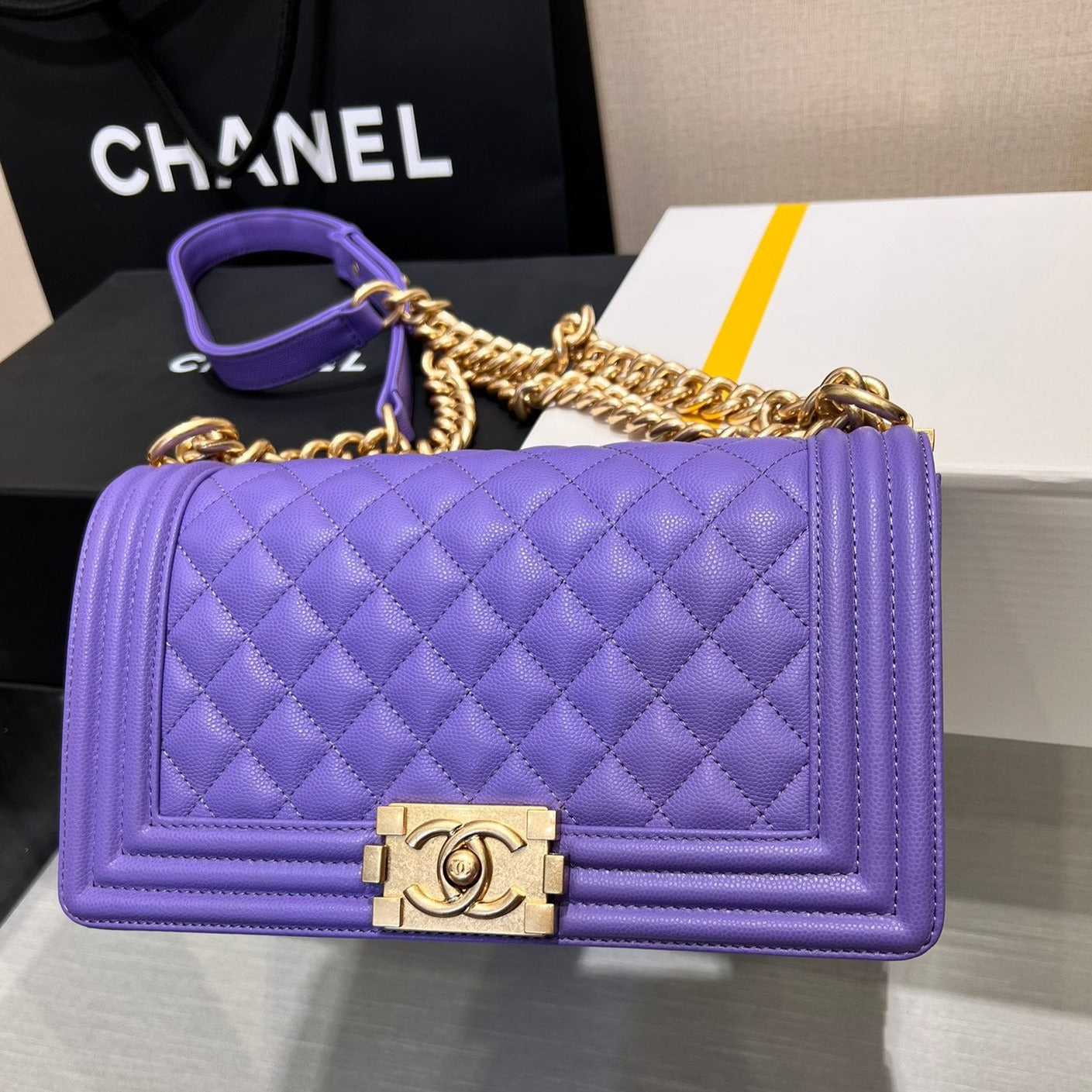 SAC GARÇON MOYEN 25 VIOLET CAVIAR QUINCAILLERIE OR