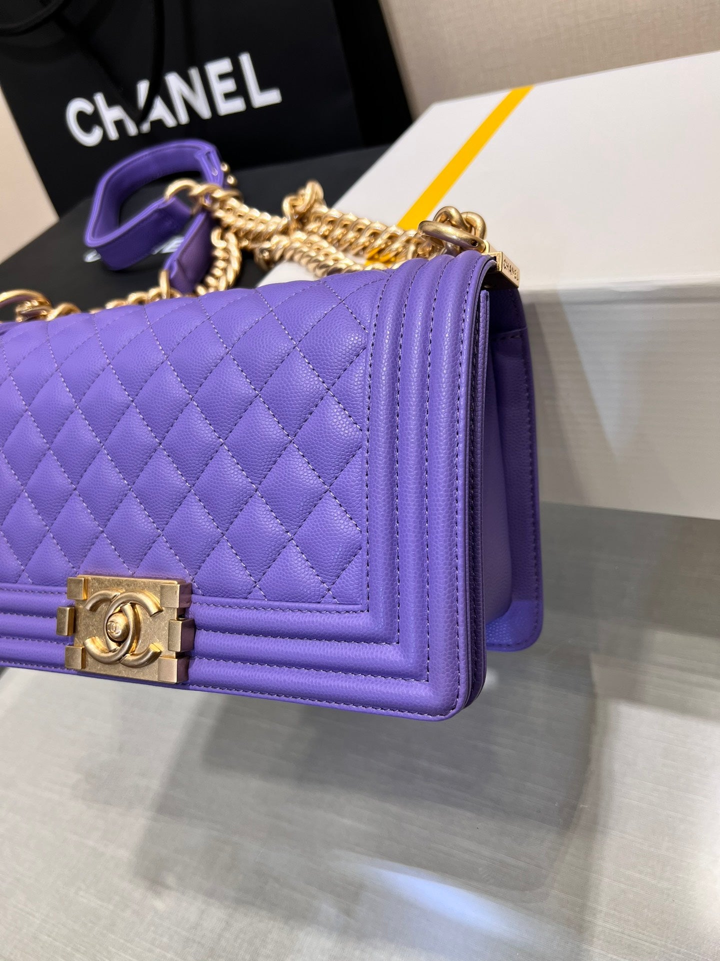 SAC GARÇON MOYEN 25 VIOLET CAVIAR QUINCAILLERIE OR
