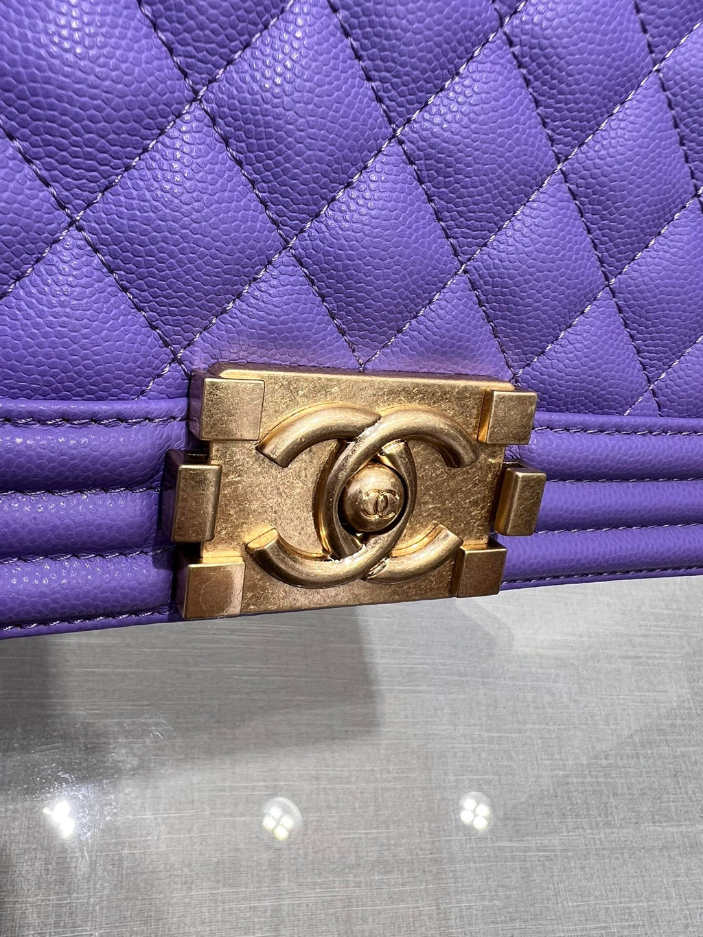 SAC GARÇON MOYEN 25 VIOLET CAVIAR QUINCAILLERIE OR