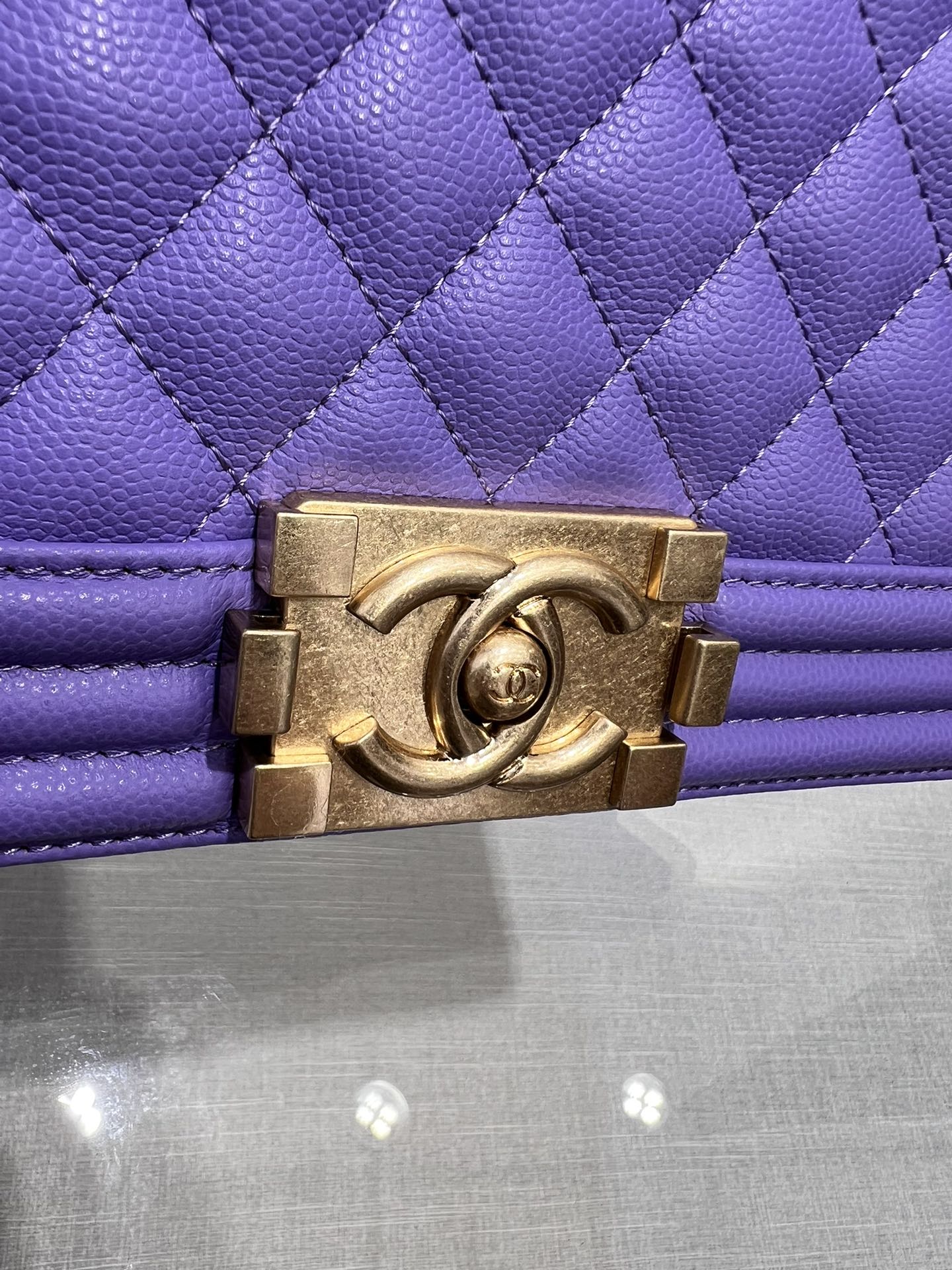 SAC GARÇON MOYEN 25 VIOLET CAVIAR QUINCAILLERIE OR