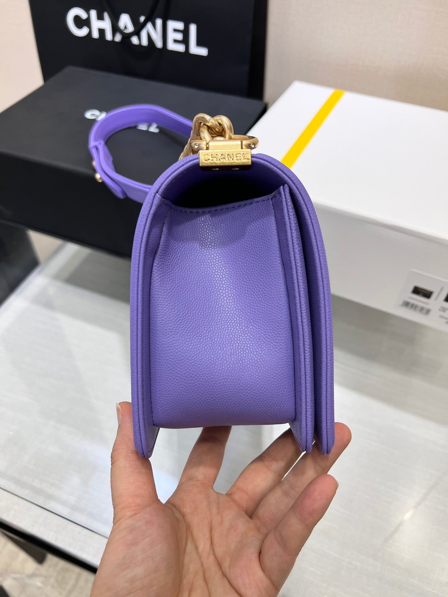 SAC GARÇON MOYEN 25 VIOLET CAVIAR QUINCAILLERIE OR