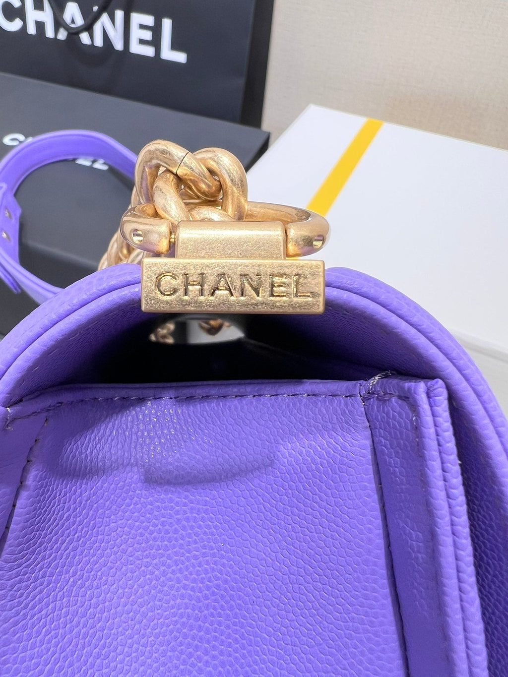 SAC GARÇON MOYEN 25 VIOLET CAVIAR QUINCAILLERIE OR