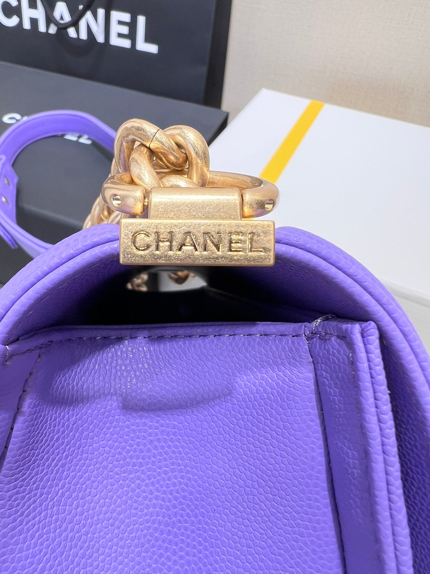 SAC GARÇON MOYEN 25 VIOLET CAVIAR QUINCAILLERIE OR