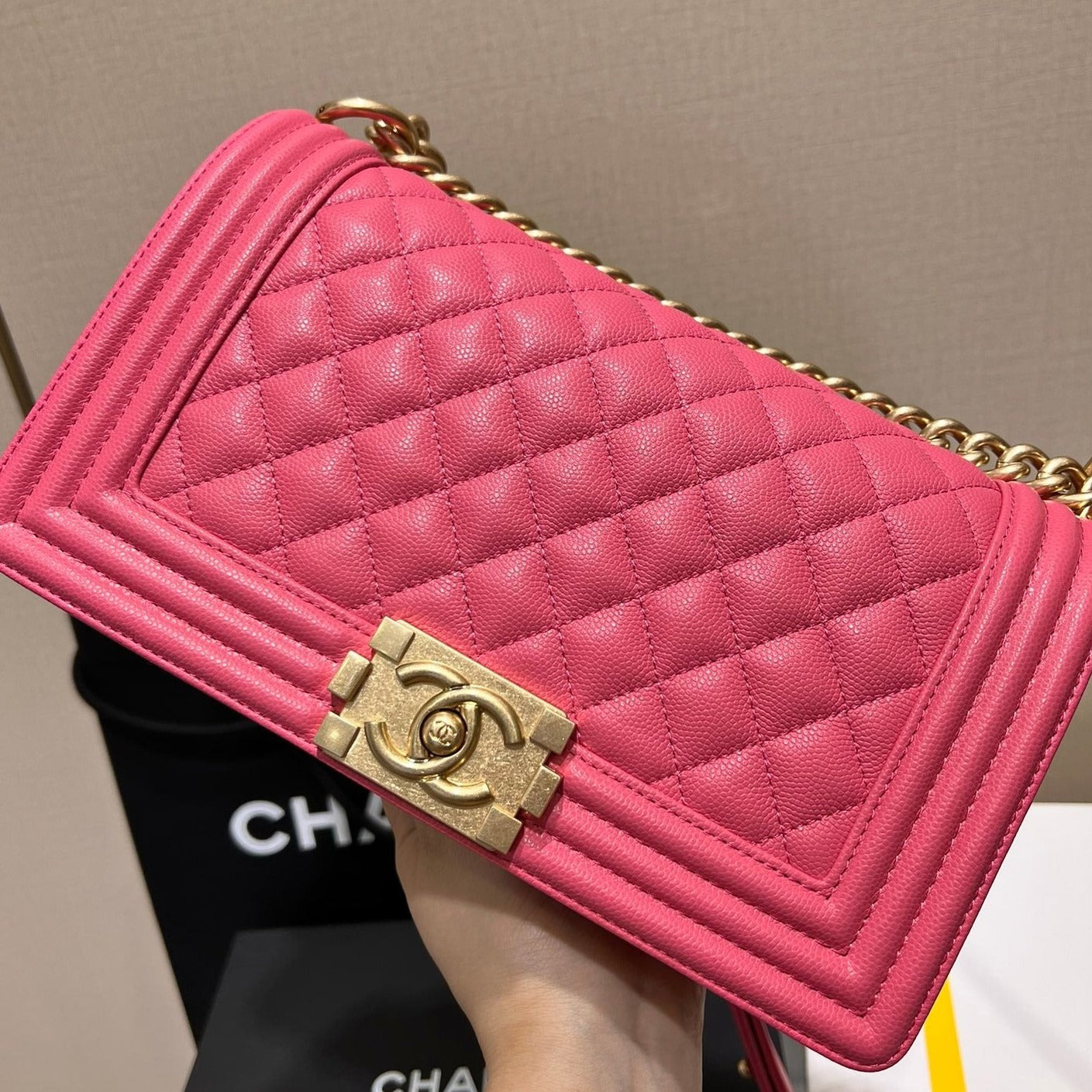 SAC GARÇON MOYEN 25 ROUGE CAVIAR QUINCAILLERIE OR