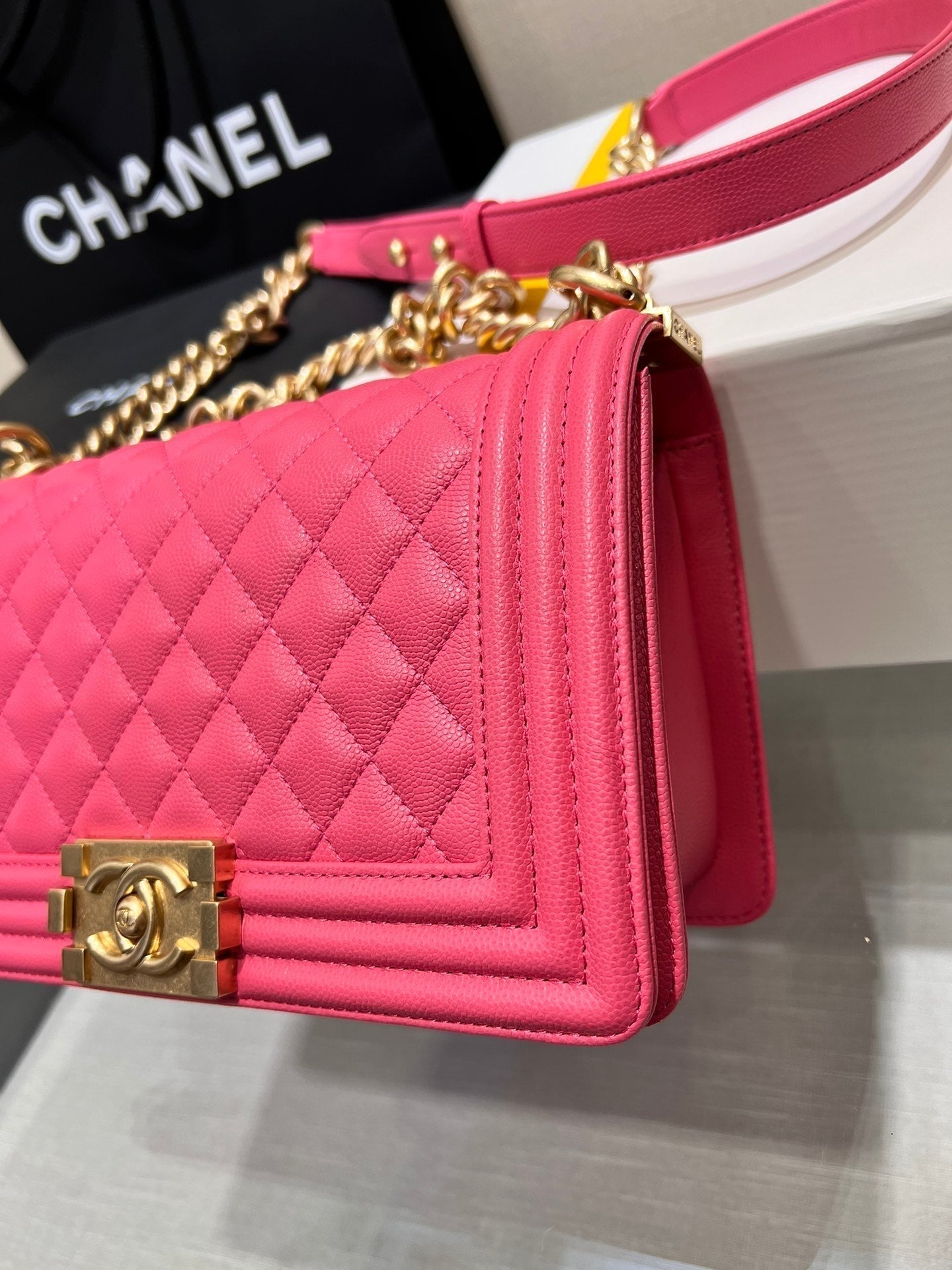 SAC GARÇON MOYEN 25 ROUGE CAVIAR QUINCAILLERIE OR