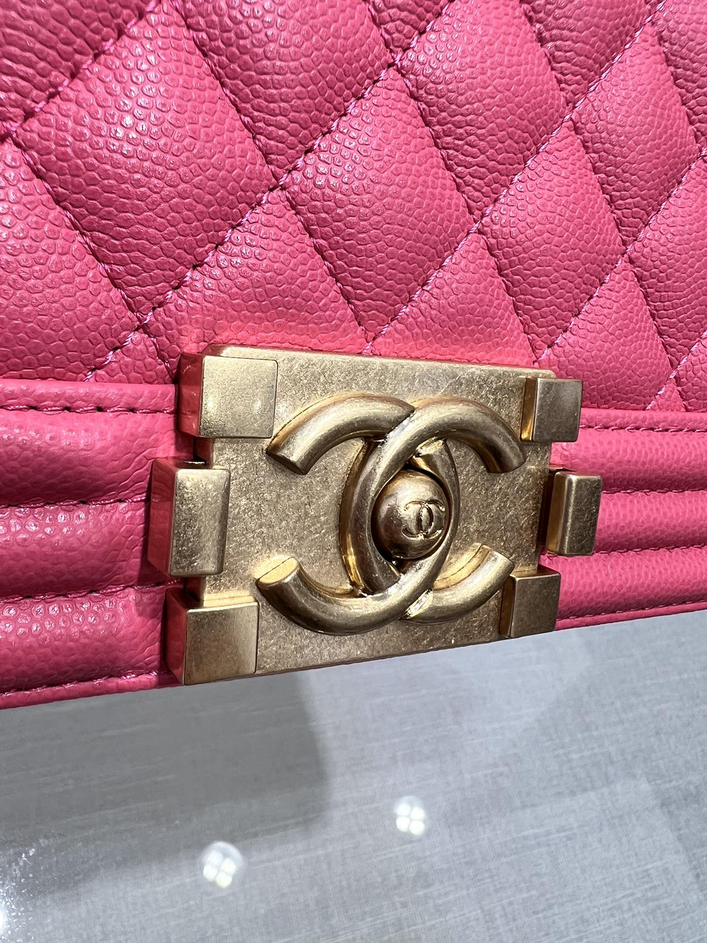 SAC GARÇON MOYEN 25 ROUGE CAVIAR QUINCAILLERIE OR