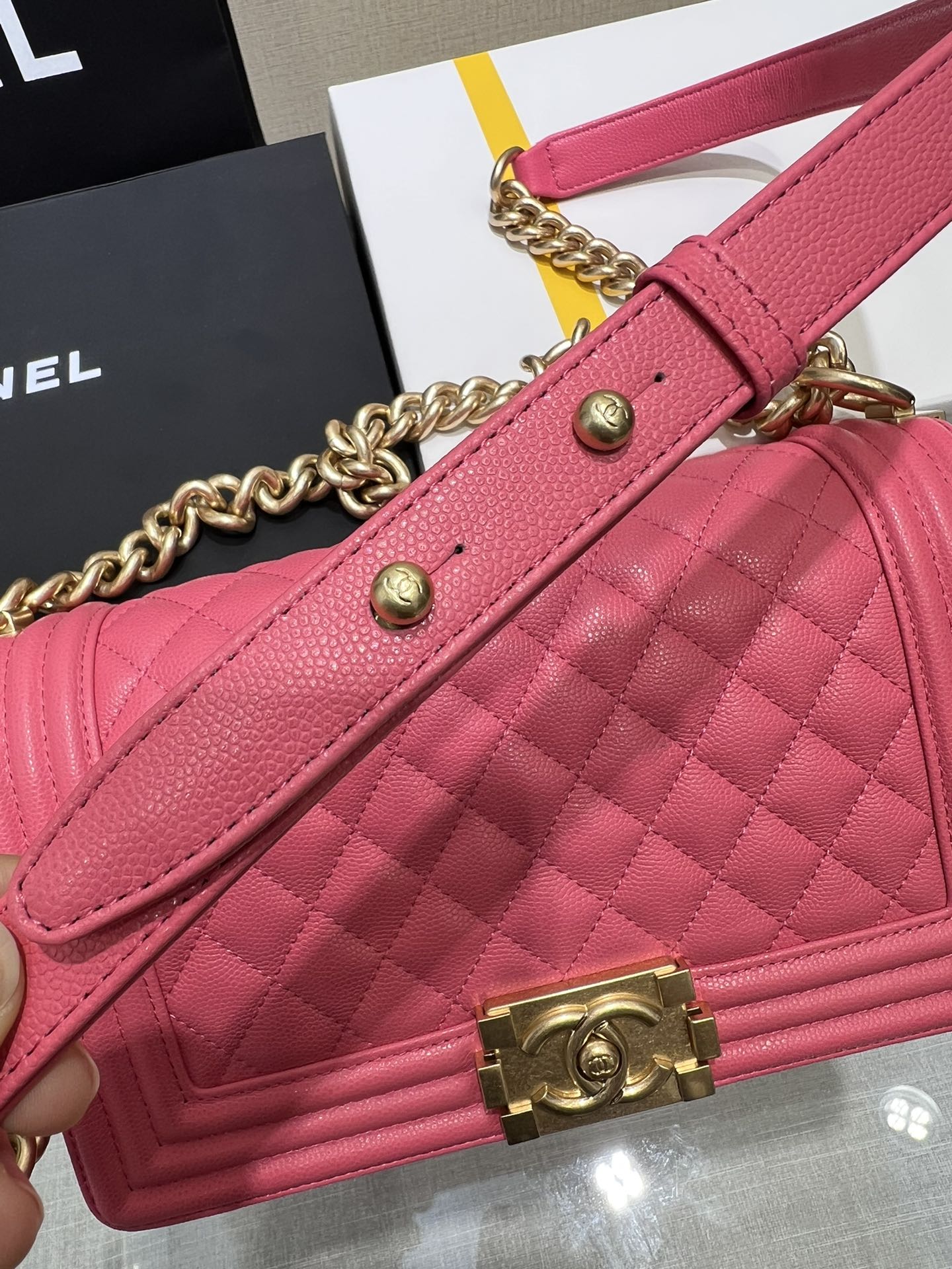 SAC GARÇON MOYEN 25 ROUGE CAVIAR QUINCAILLERIE OR