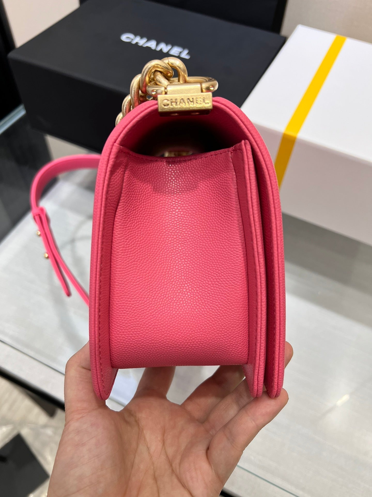 SAC GARÇON MOYEN 25 ROUGE CAVIAR QUINCAILLERIE OR