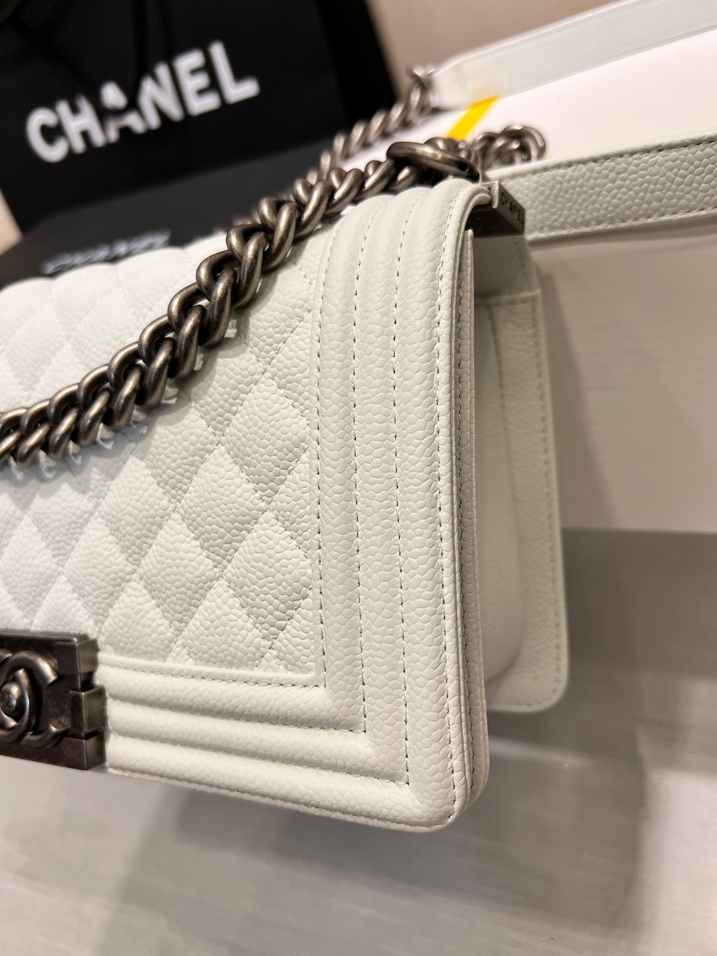 SAC GARÇON MOYEN 25 BLANC CAVIAR QUINCAILLERIE RUTHENIUM