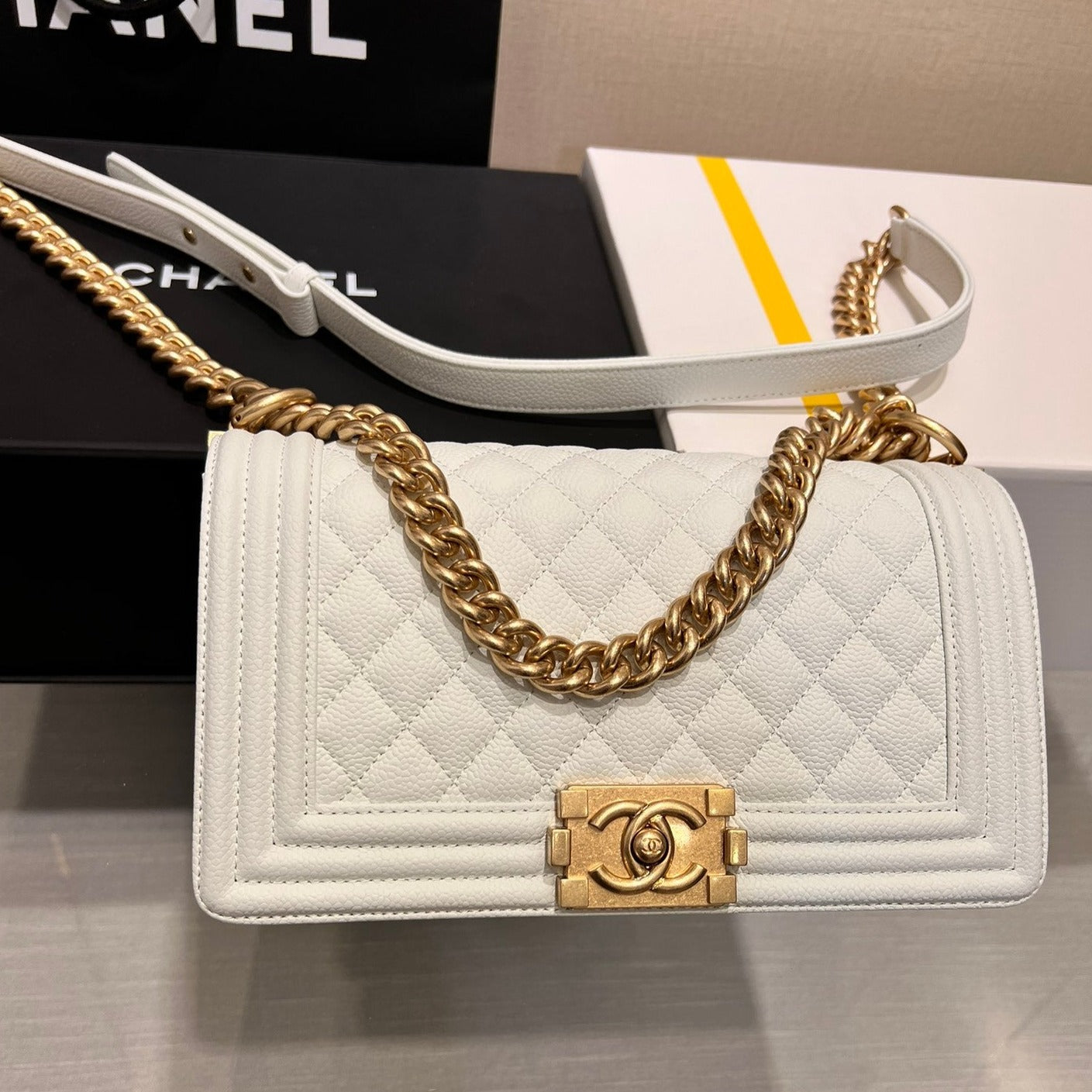 SAC GARÇON MOYEN 25 BLANC CAVIAR QUINCAILLERIE OR