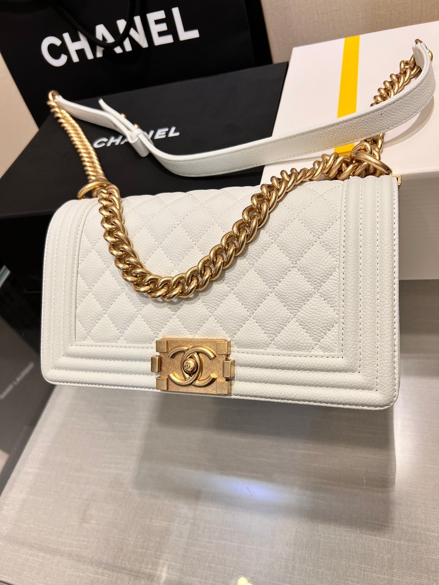 SAC GARÇON MOYEN 25 BLANC CAVIAR QUINCAILLERIE OR