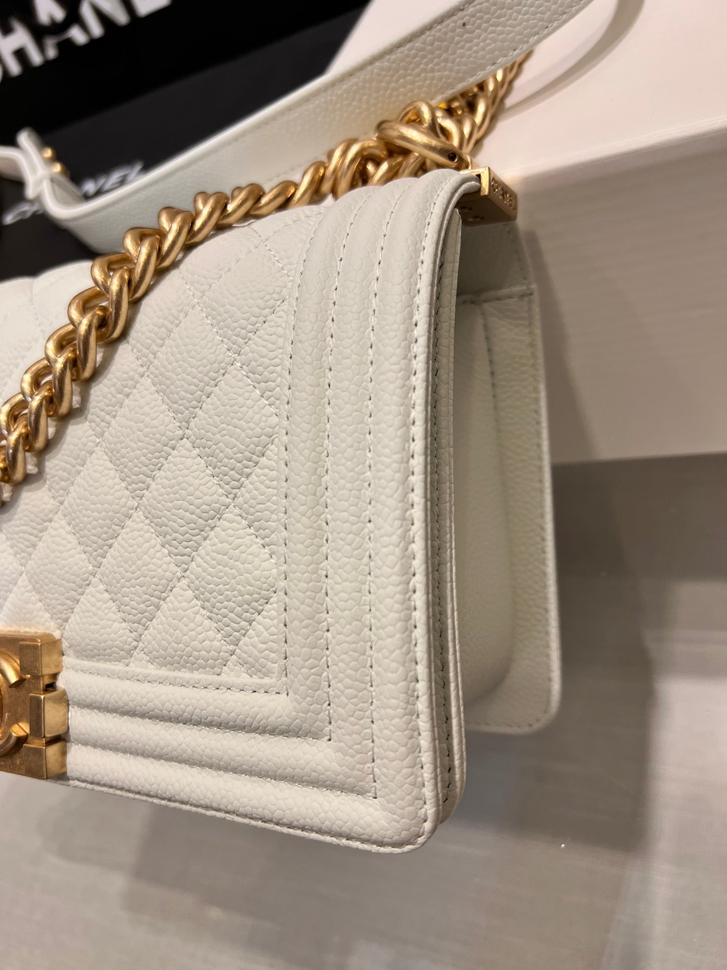 SAC GARÇON MOYEN 25 BLANC CAVIAR QUINCAILLERIE OR