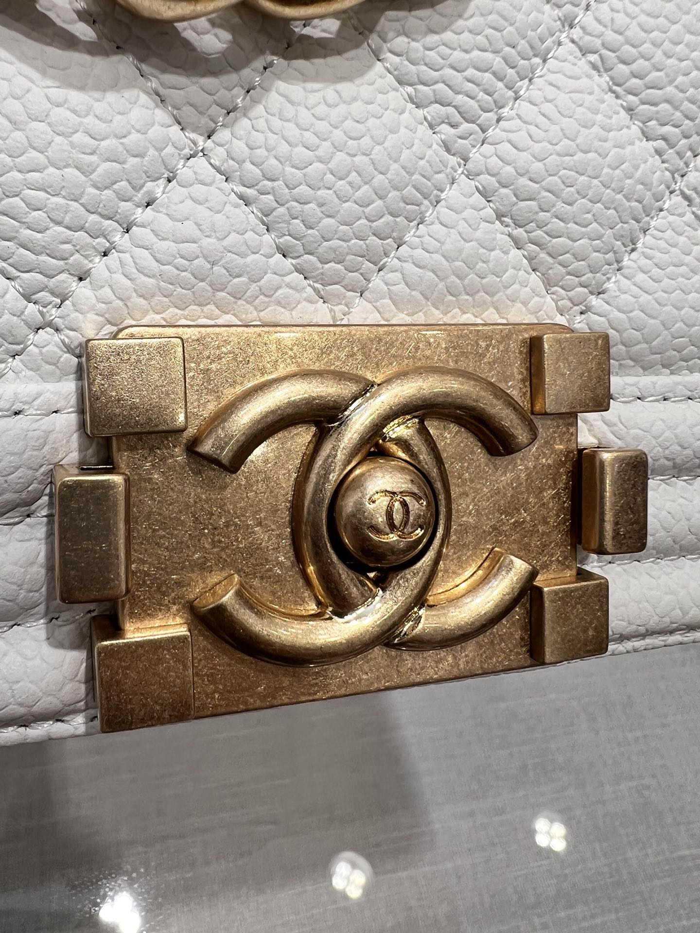 SAC GARÇON MOYEN 25 BLANC CAVIAR QUINCAILLERIE OR
