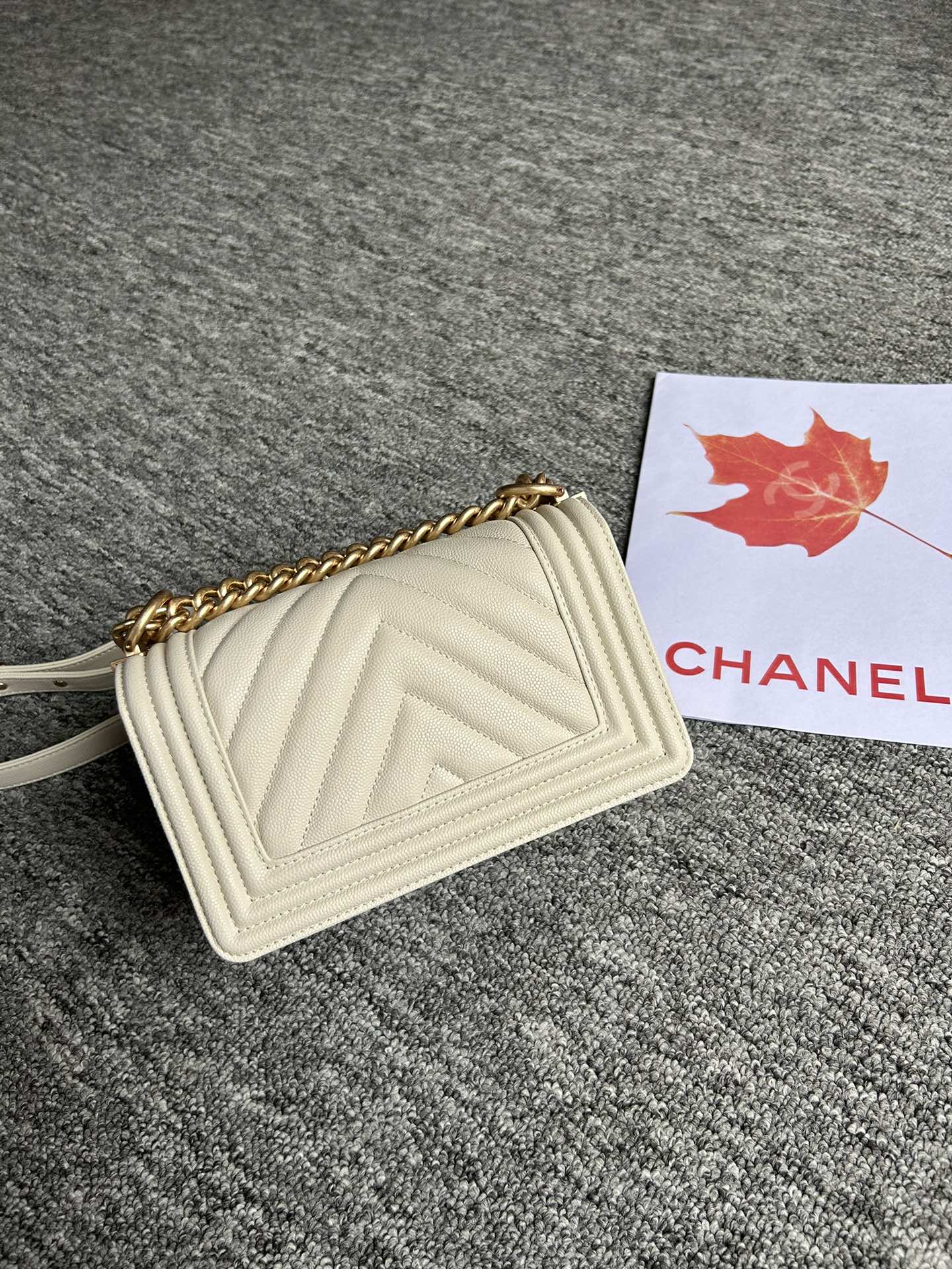 SAC GARÇON PETIT 20 CRÈME CHEVRON CAVIAR QUINCAILLERIE OR