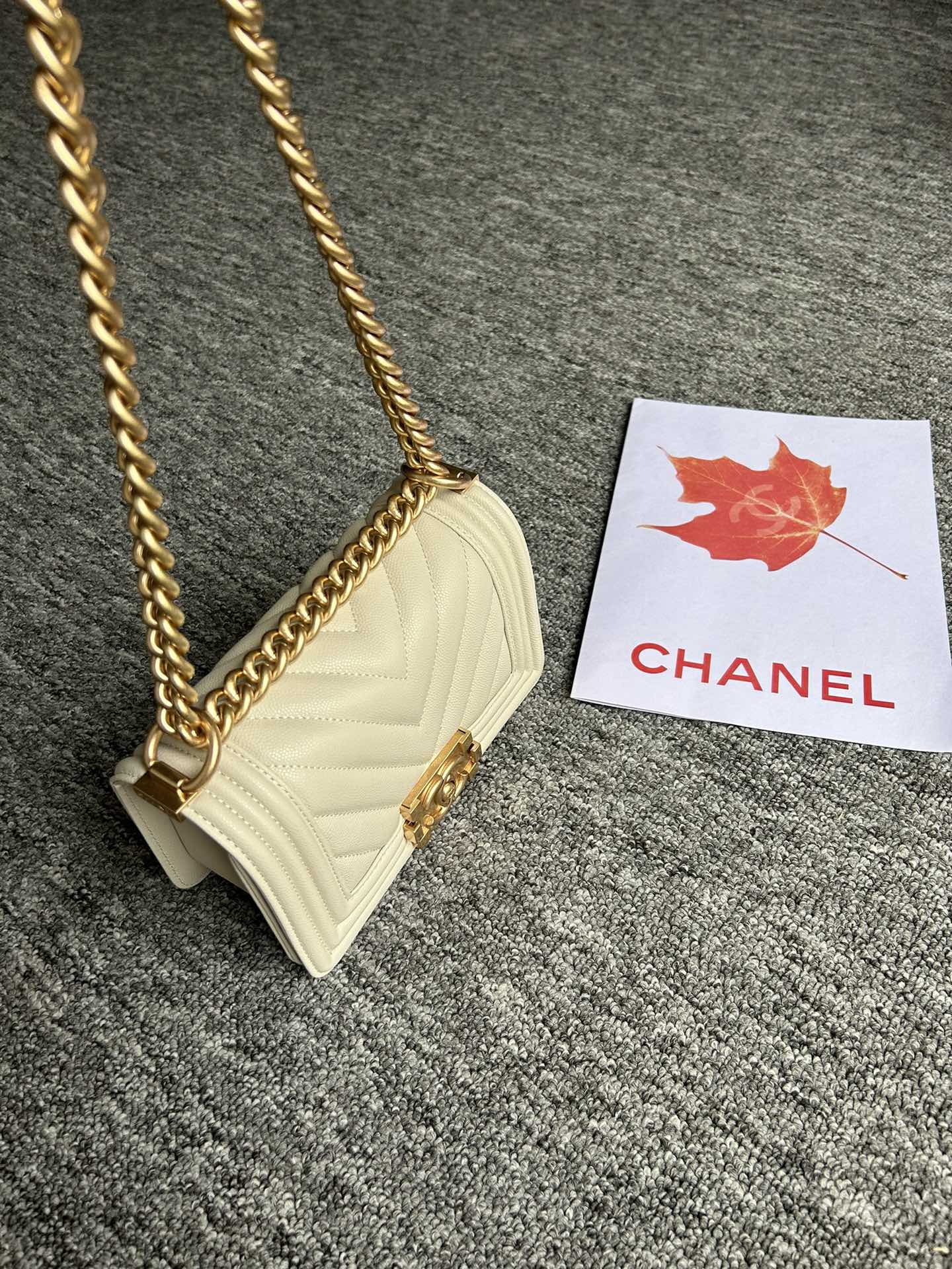 SAC GARÇON PETIT 20 CRÈME CHEVRON CAVIAR QUINCAILLERIE OR