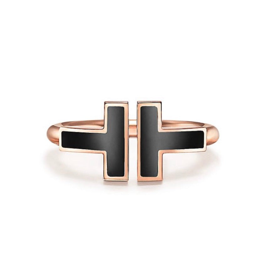 T SMALL ONYX ROSE GOLD RING