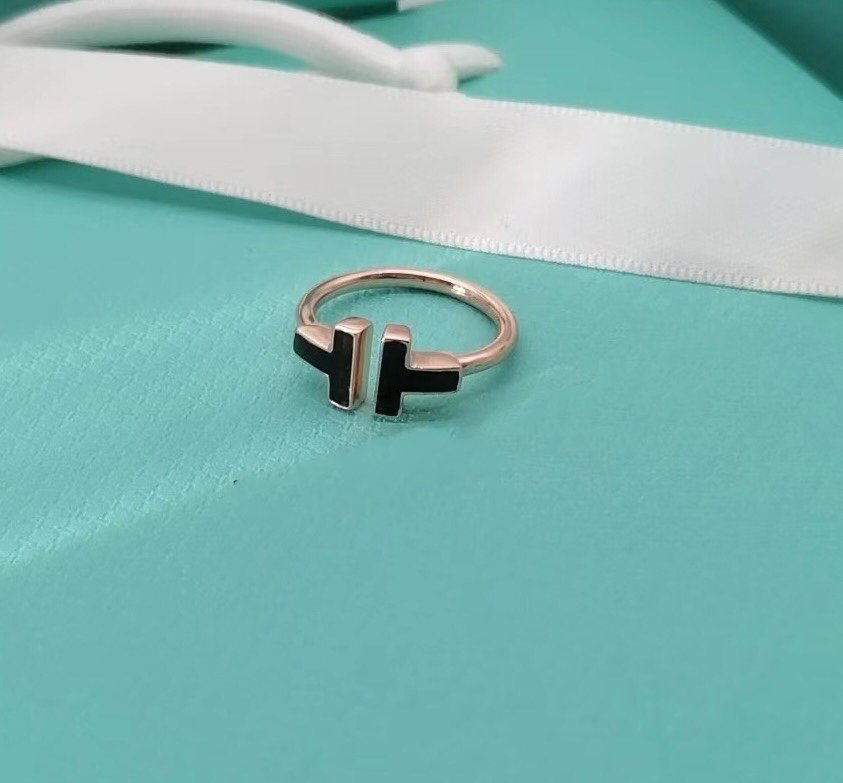 T SMALL ONYX ROSE GOLD RING