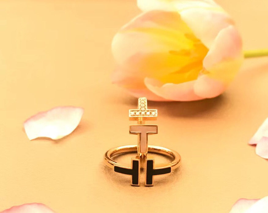 T SMALL ONYX ROSE GOLD RING