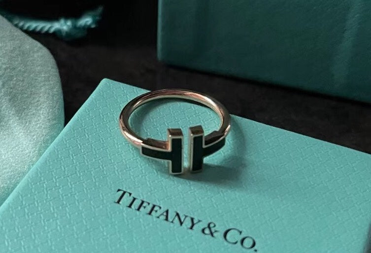 T SMALL ONYX ROSE GOLD RING