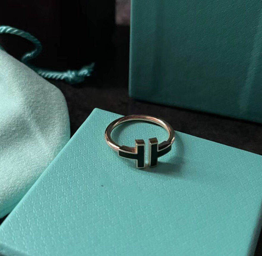 T SMALL ONYX ROSE GOLD RING