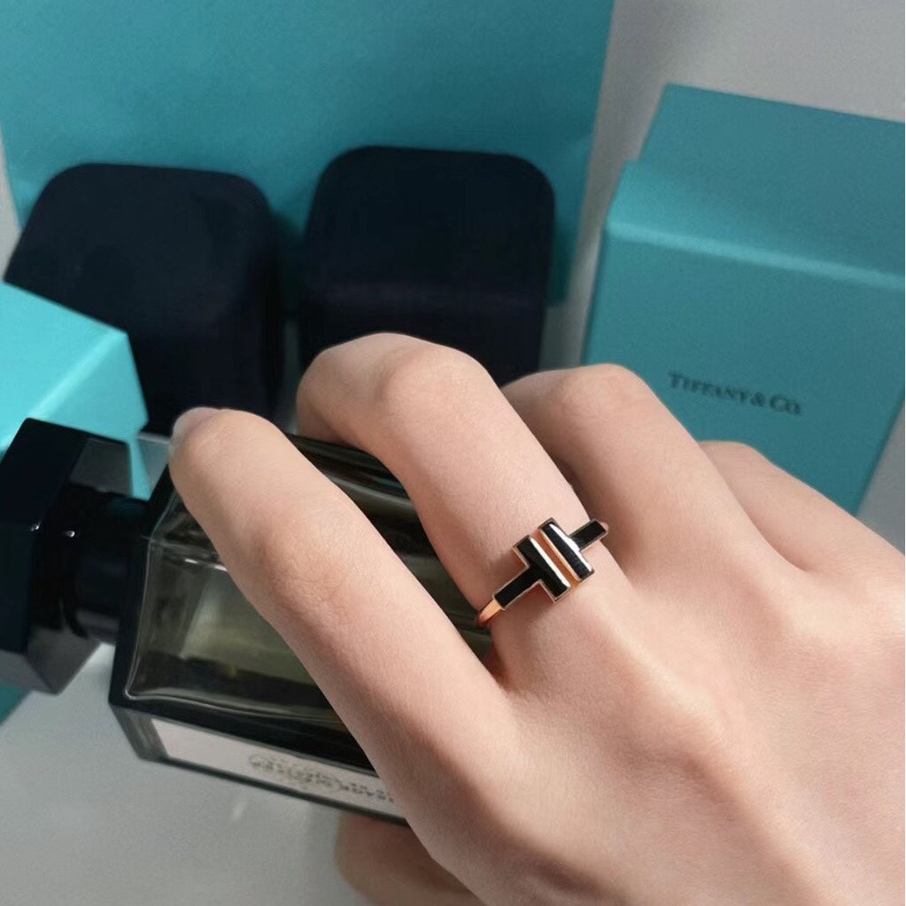T SMALL ONYX ROSE GOLD RING