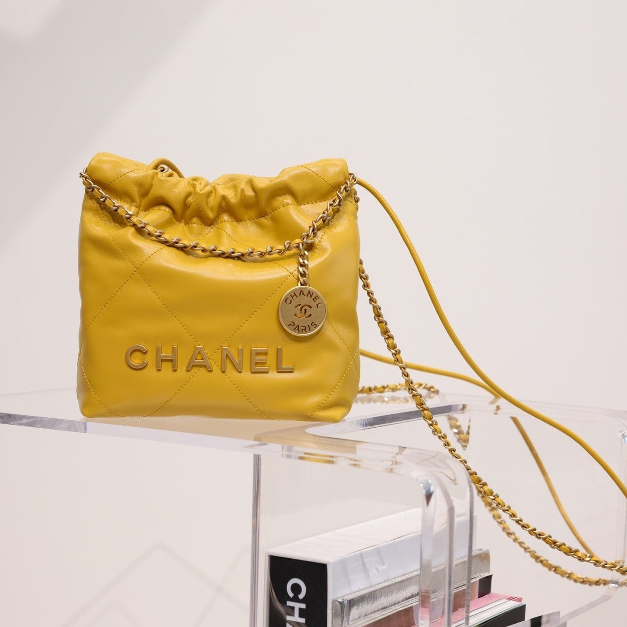 SAC HOBO CC 22 EN CUIR D'AGNEAU JAUNE ET QUINCAILLERIE DORÉ