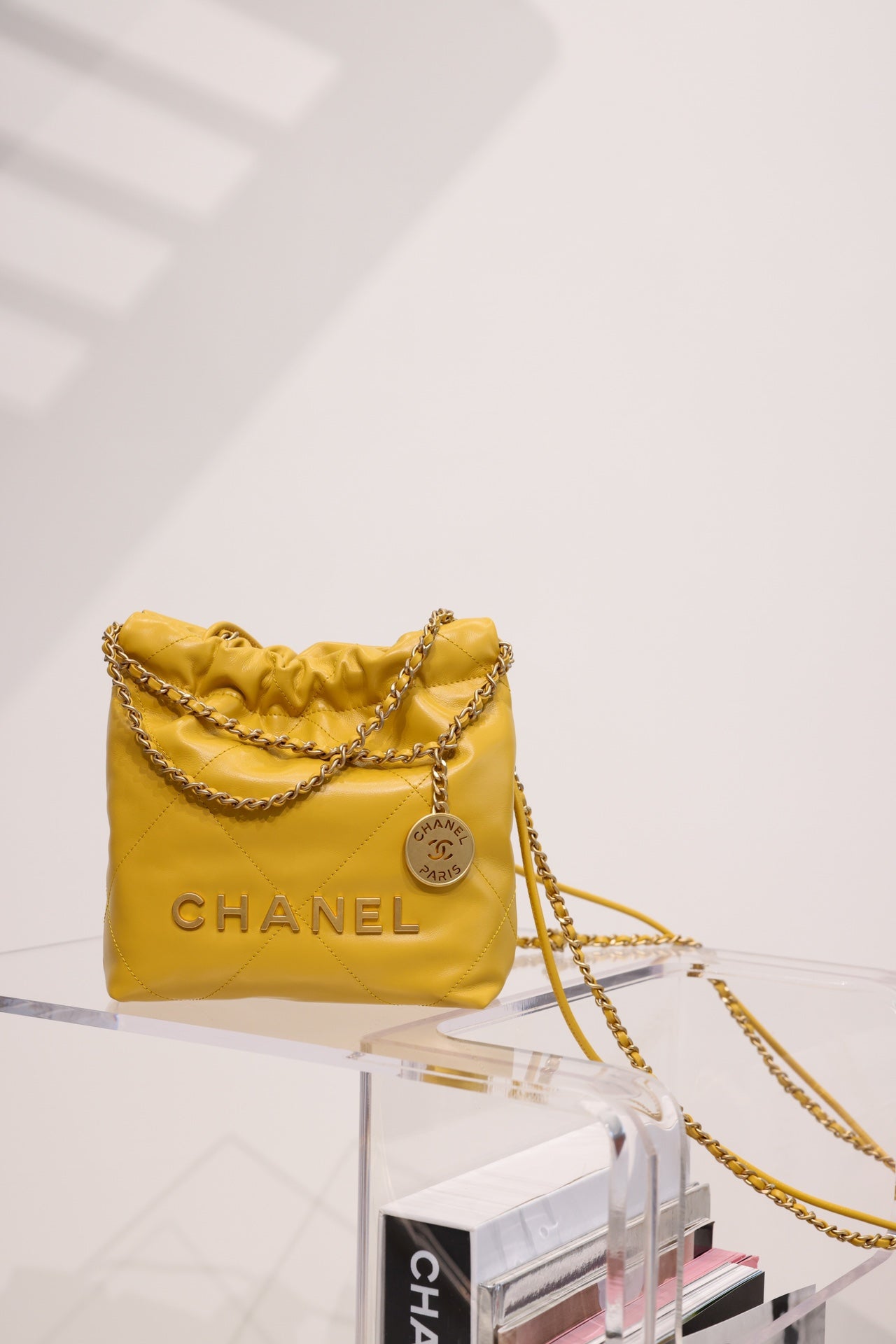 SAC HOBO CC 22 EN CUIR D'AGNEAU JAUNE ET QUINCAILLERIE DORÉ