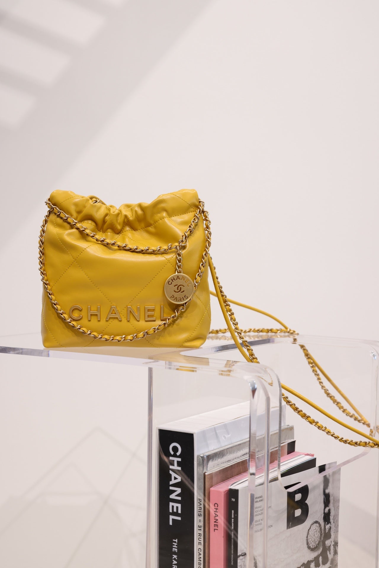 SAC HOBO CC 22 EN CUIR D'AGNEAU JAUNE ET QUINCAILLERIE DORÉ