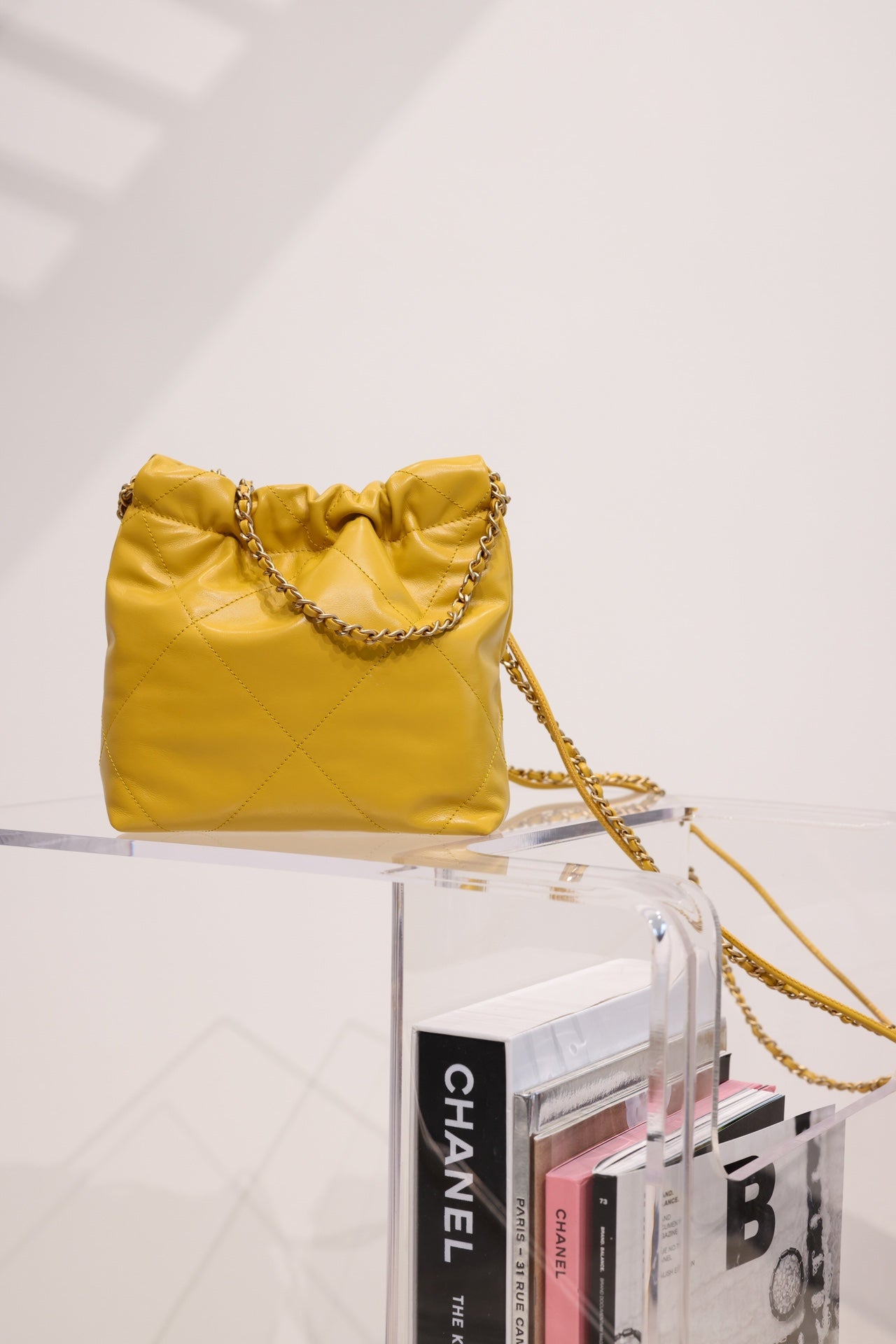 SAC HOBO CC 22 EN CUIR D'AGNEAU JAUNE ET QUINCAILLERIE DORÉ